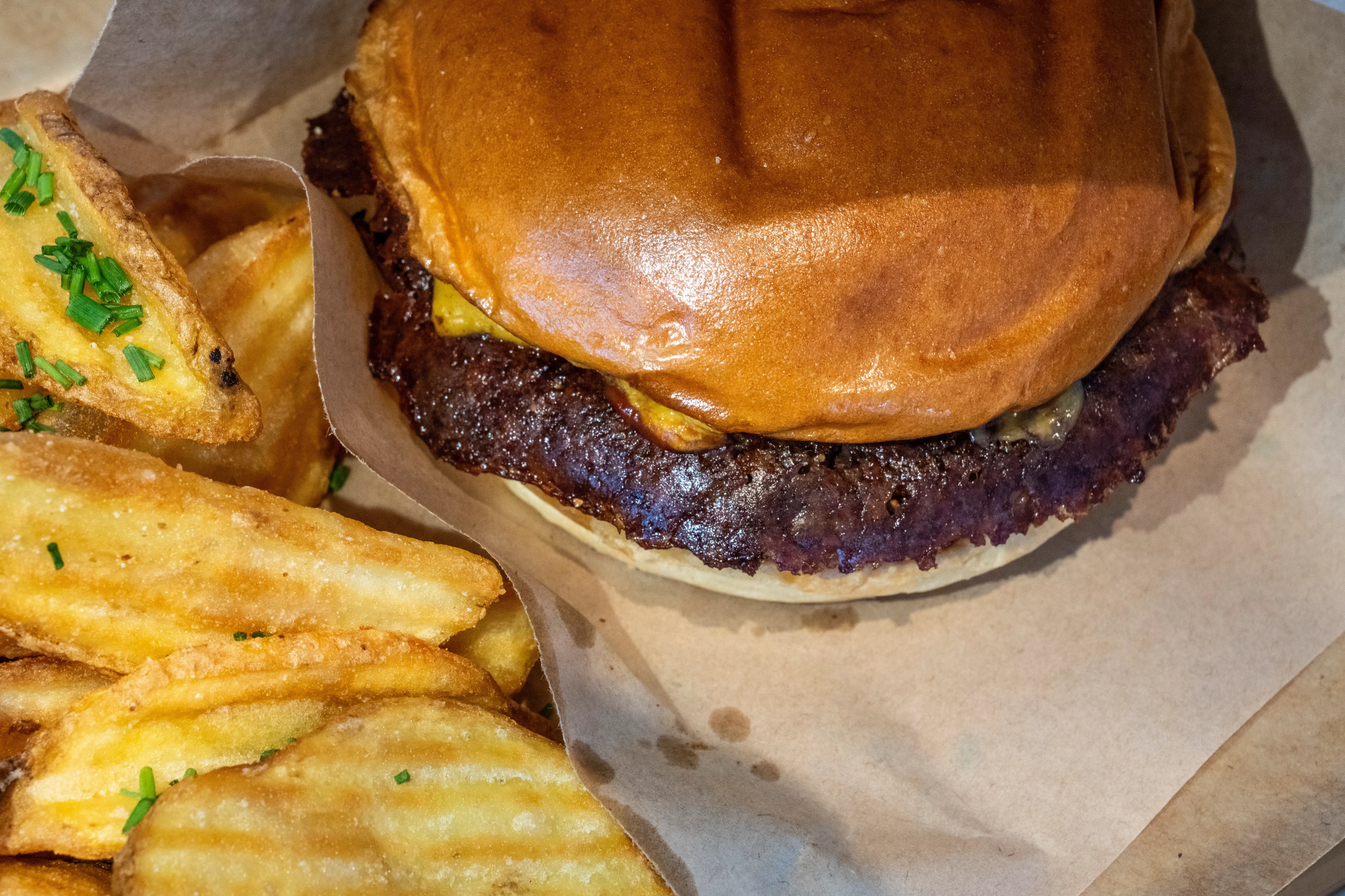 Ny burgerbar er på liste over verdens bedste. Berlingskes anmelder fik »noget nær perfekt« burger