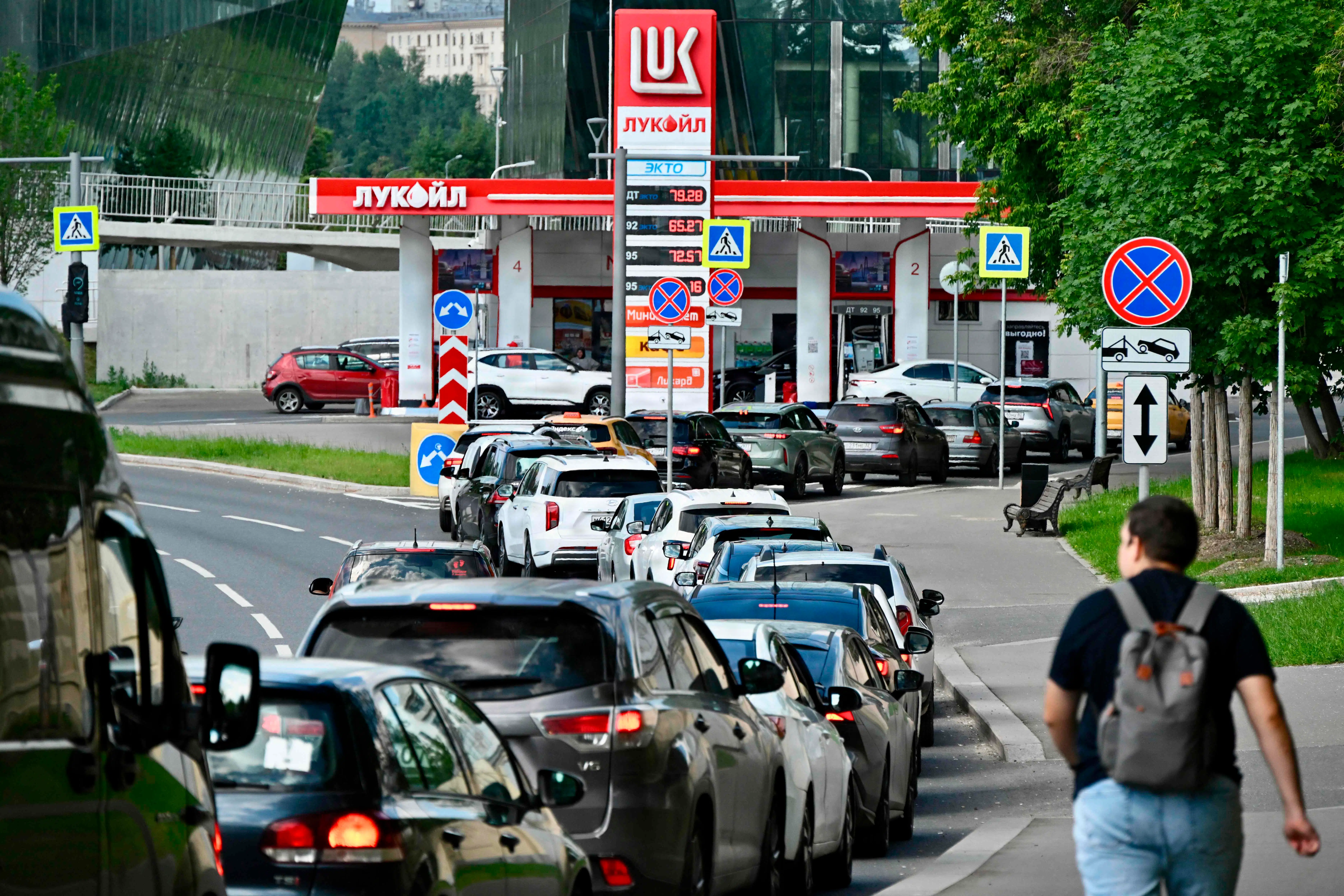 Medier melder om anspændte scener ved russiske tankstationer: Folk slås, og embedsmænd springer over i køen