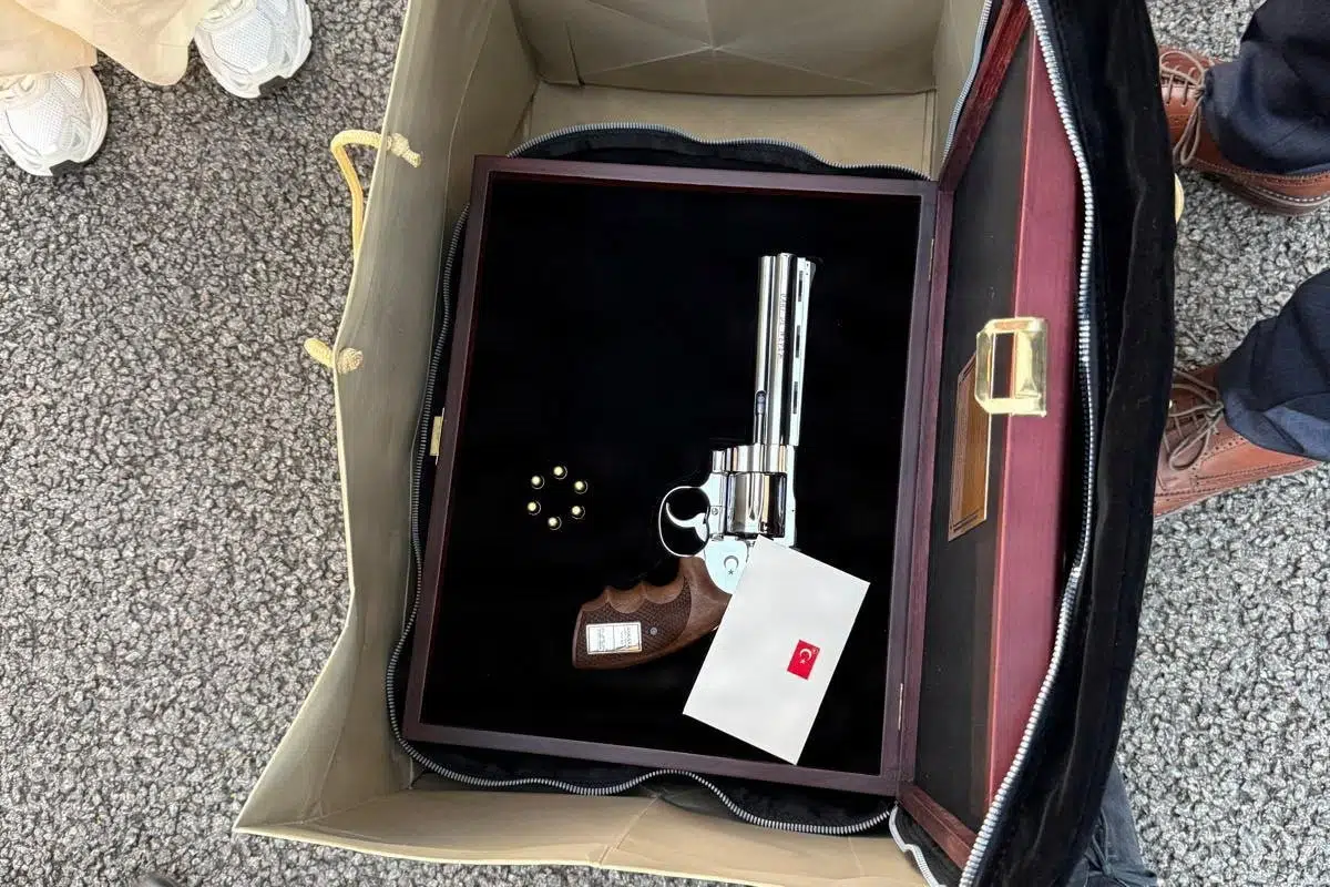 Statsledere fik indgraveret revolver i gave af Erdogan til topmøde
