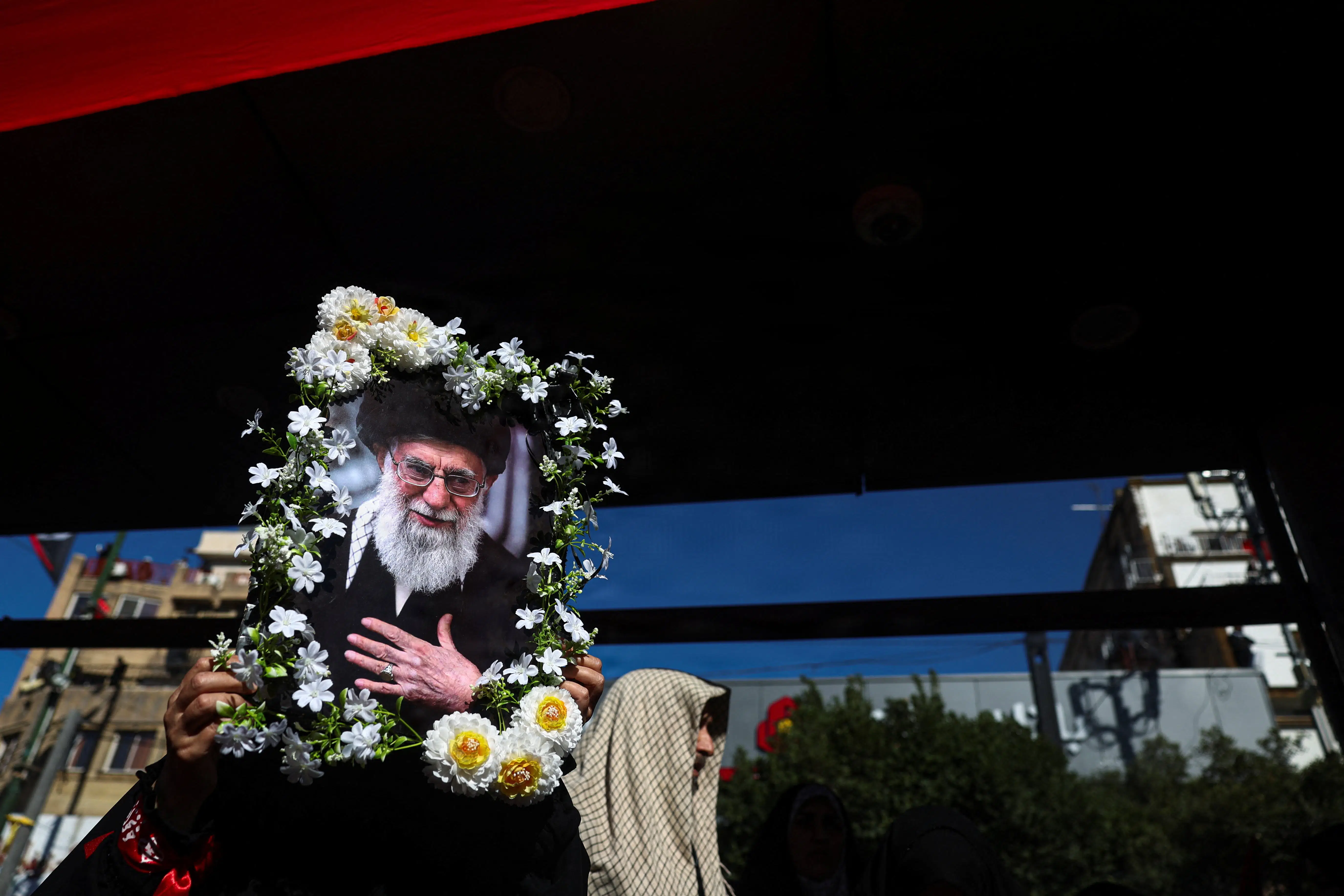 På trods af amerikanske angreb fik Khamenei sit begravelsesoptog: »En magtdemonstration«