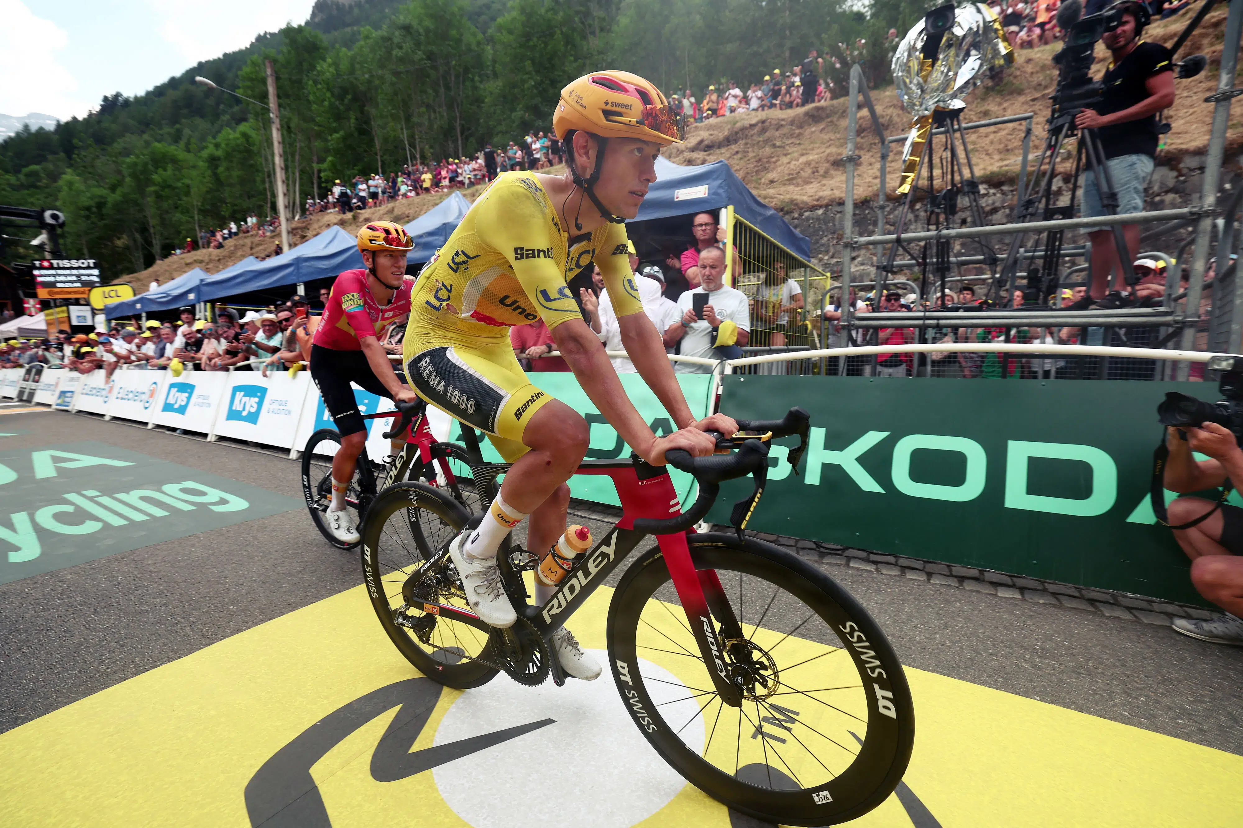 Træen udgår af Tour de France efter voldsomt styrt i gult