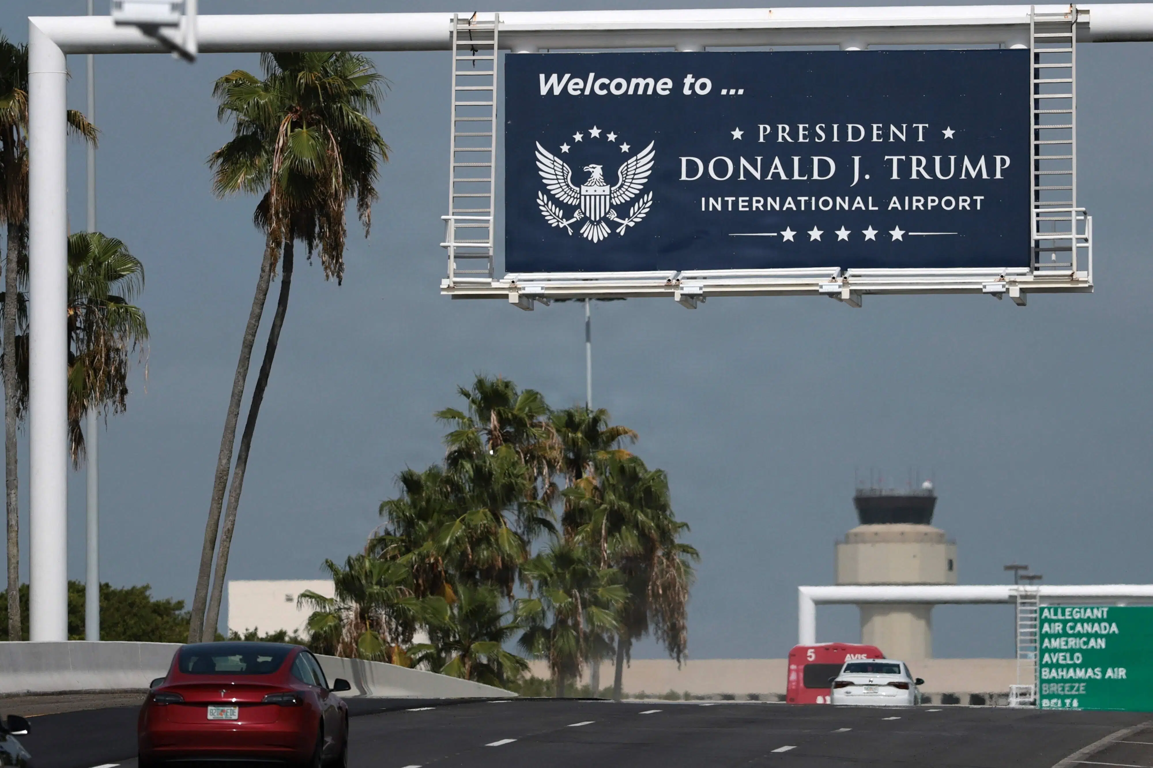 Lufthavn i Florida omdøbes officielt til ære for Trump