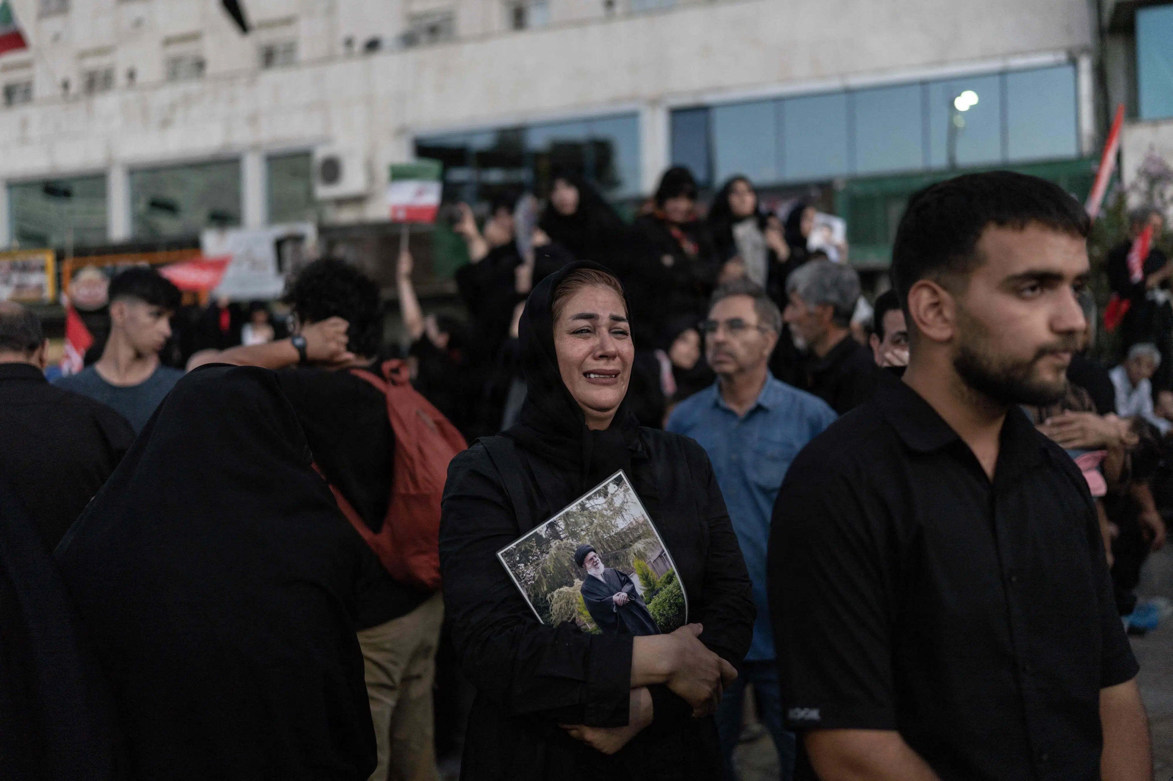 Irans Ali Khamenei er blevet begravet i hellig hjemby efter ligtog