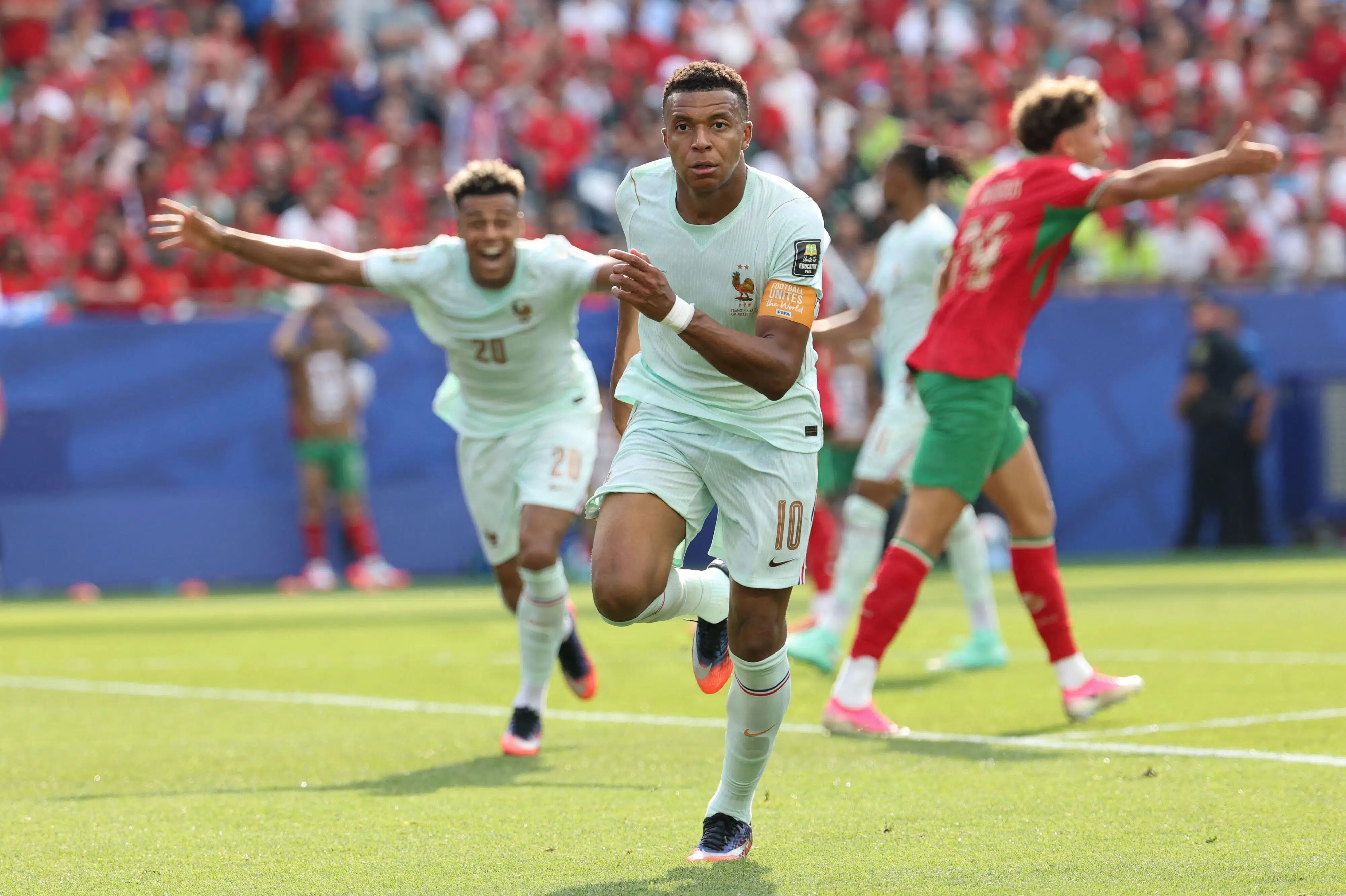 Mbappé udskiftet med ankelskade i Frankrigs kvartfinalesejr