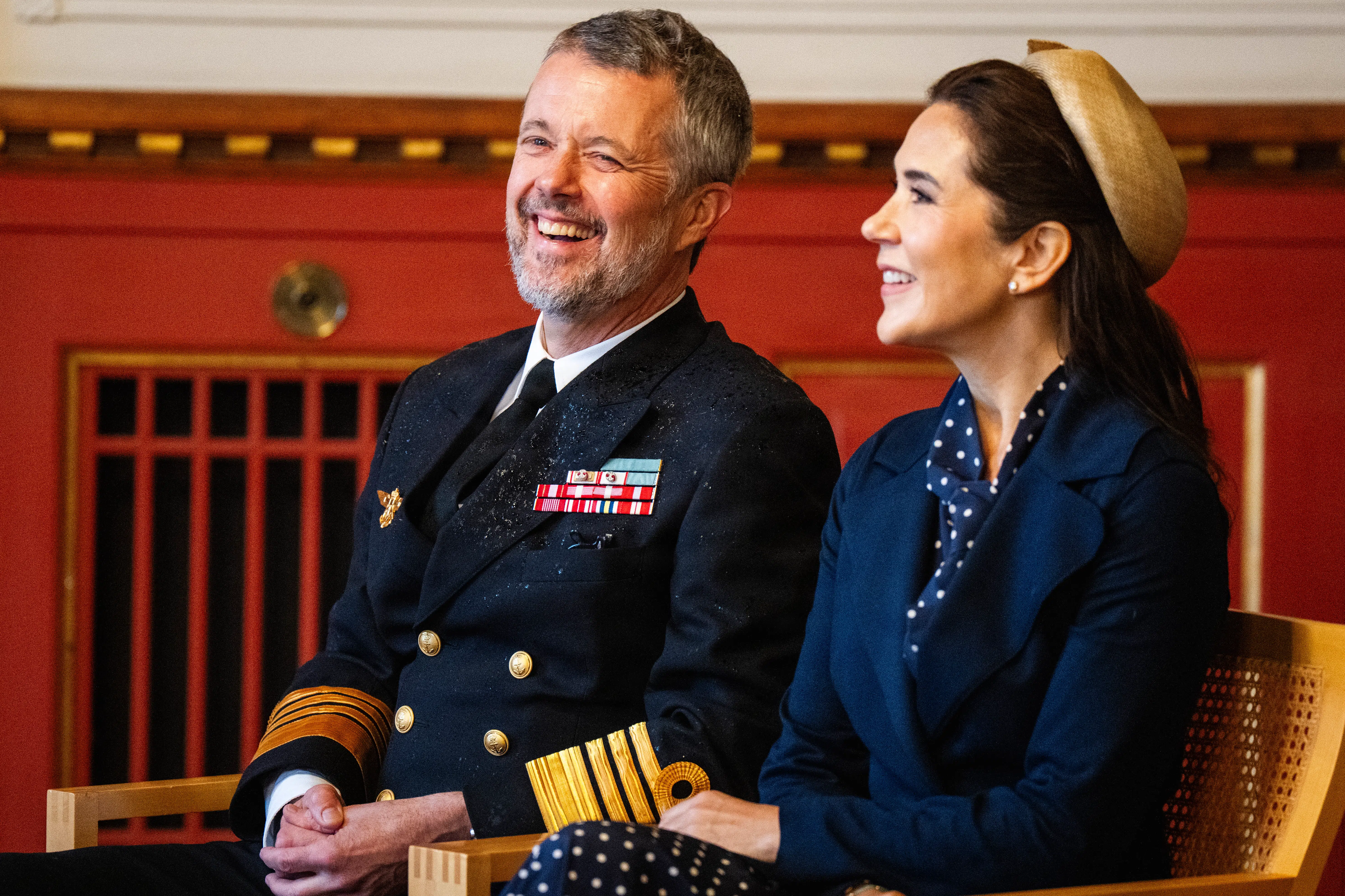 Harry går i krig med pressen. Frederik og Mary kæmper diskret. Kun én strategi ser ud til at virke