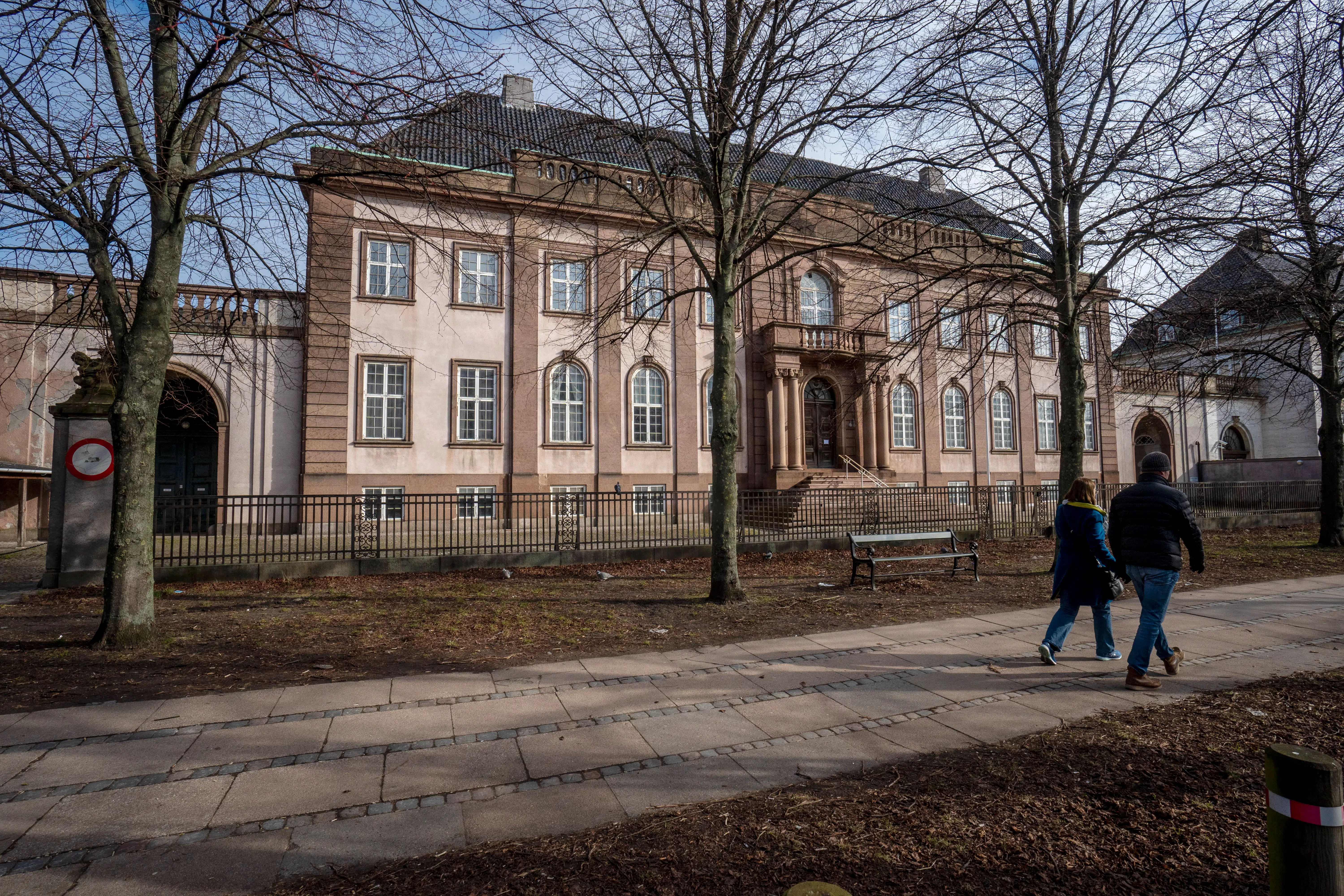 Palæet er historisk og har både huset en grevinde og nazister. Nu misligholder den tyrkiske stat bygningen. »Nok skal være nok!«