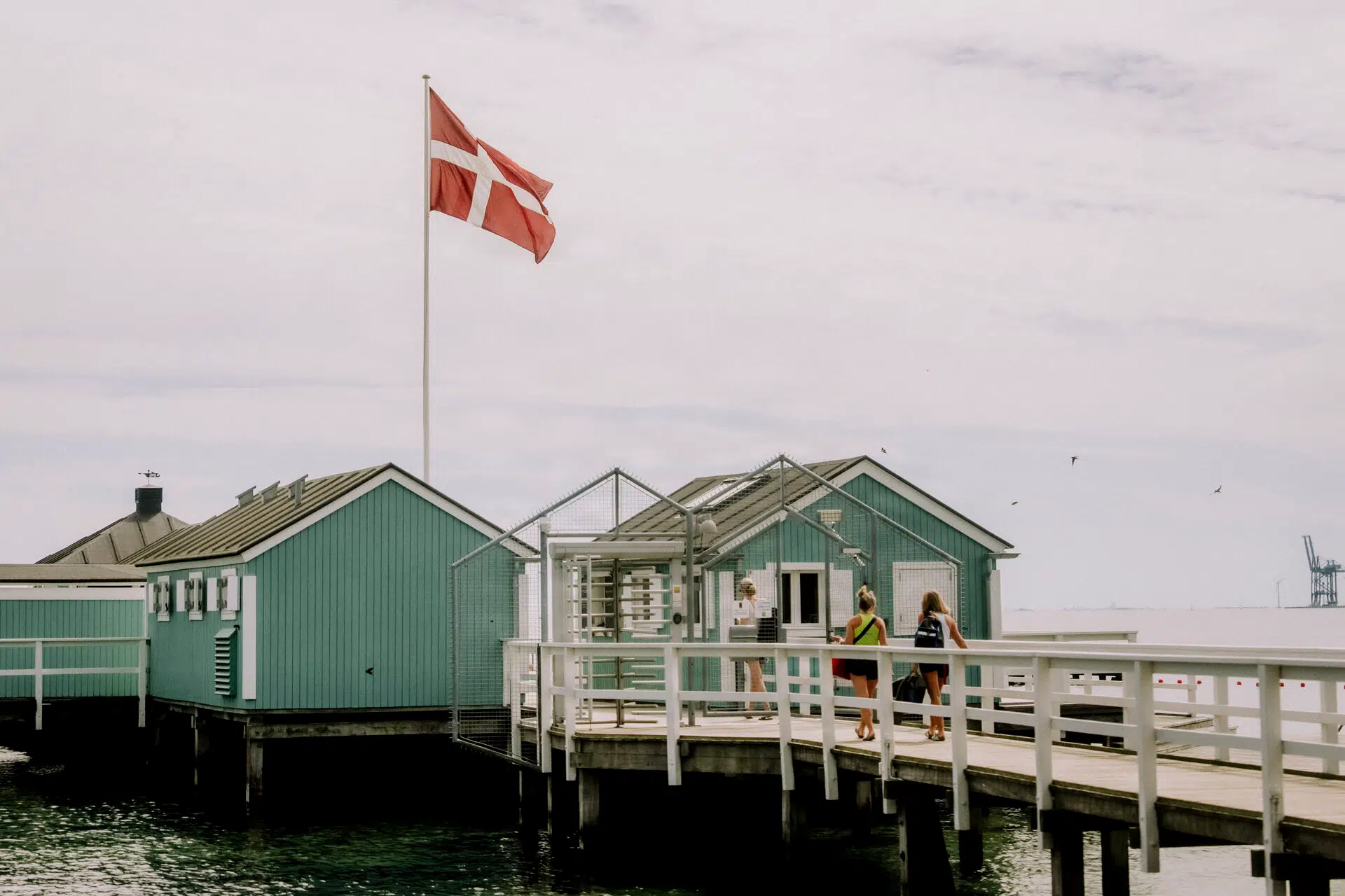 Indvandrerkvinders indtog i historisk søbad i Nordsjælland skaber splid: »Er du racist?«