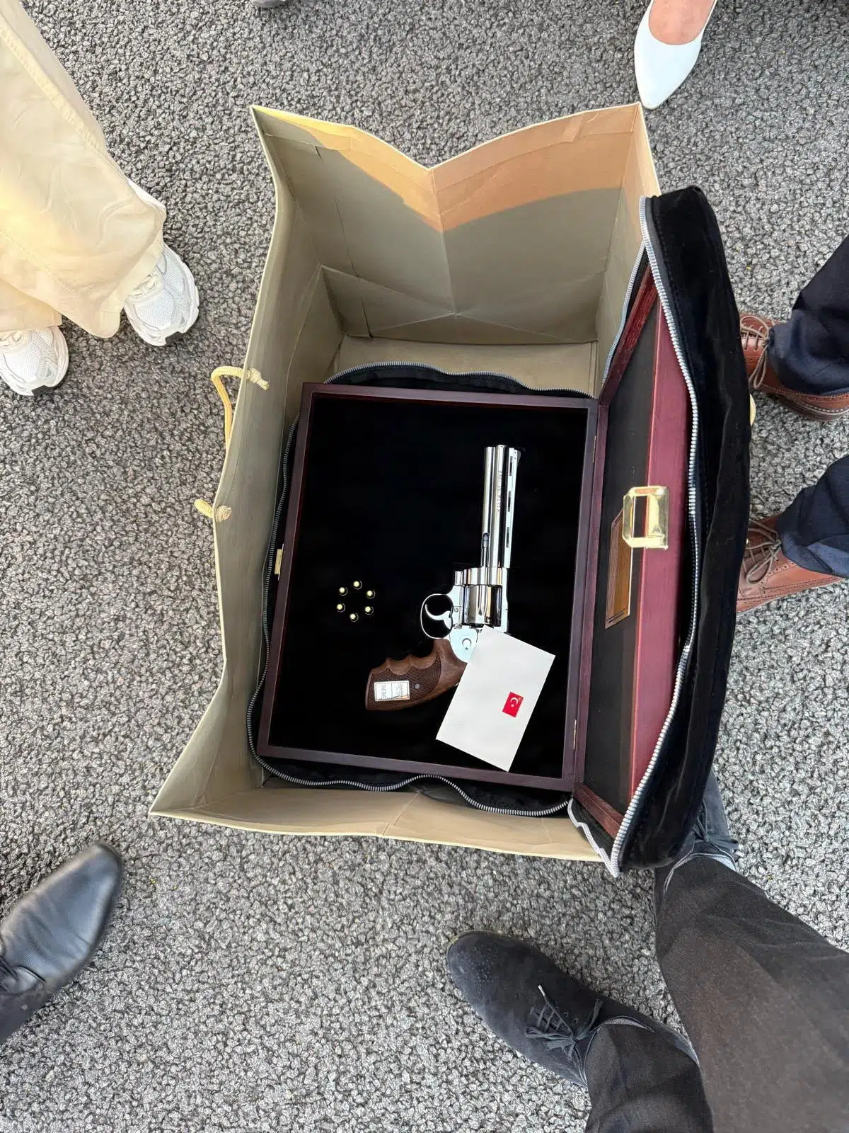 Hans ahornsirup kunne ikke hamle op med Erdogans revolver. Nu spekuleres der i, hvad Tyrkiets »usædvanlige« gave skal signalere