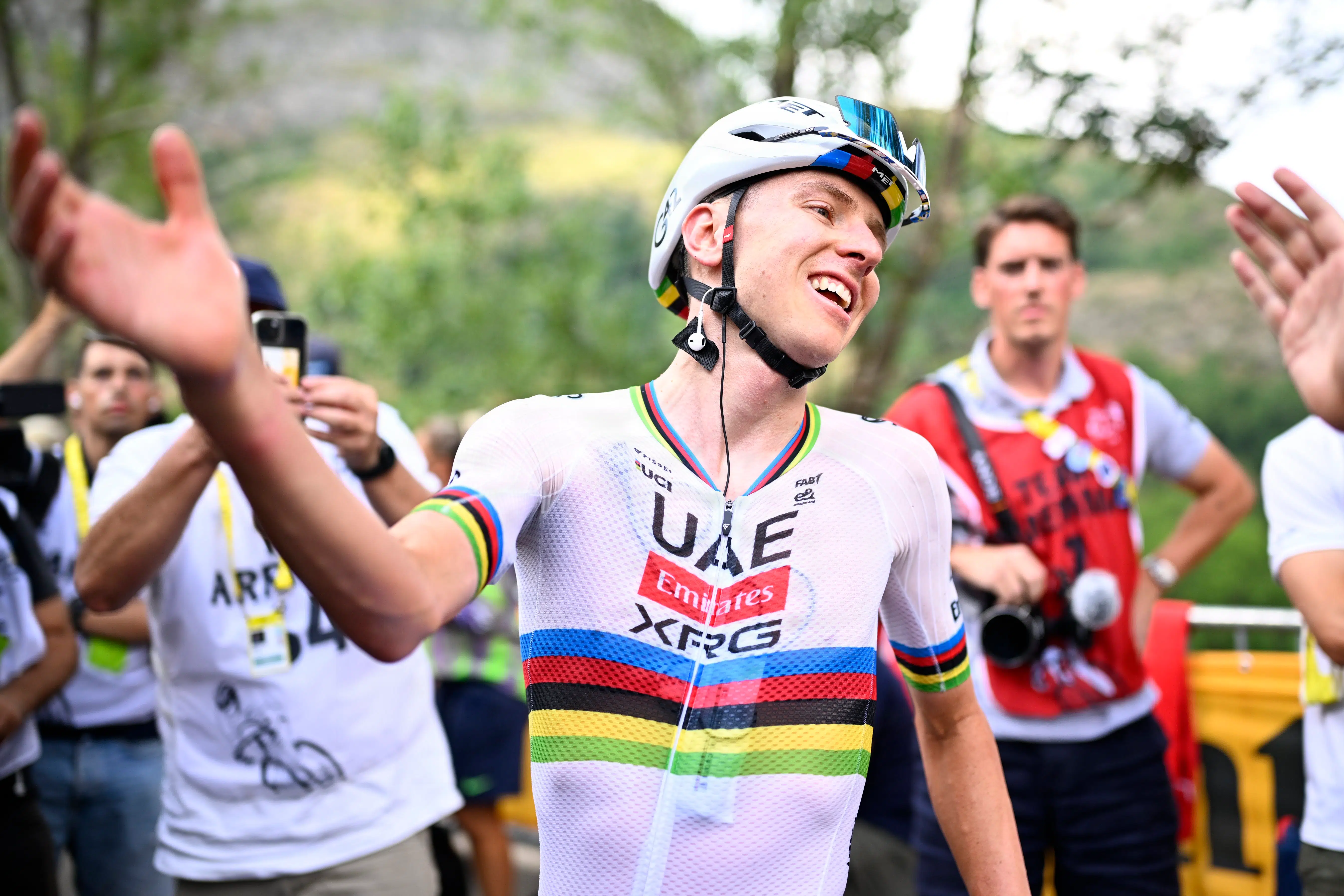 På toppen af målbjerget så Lance Armstrong noget, han selv har prøvet: »Én ting kan ultimativt besejre Tadej Pogacar«