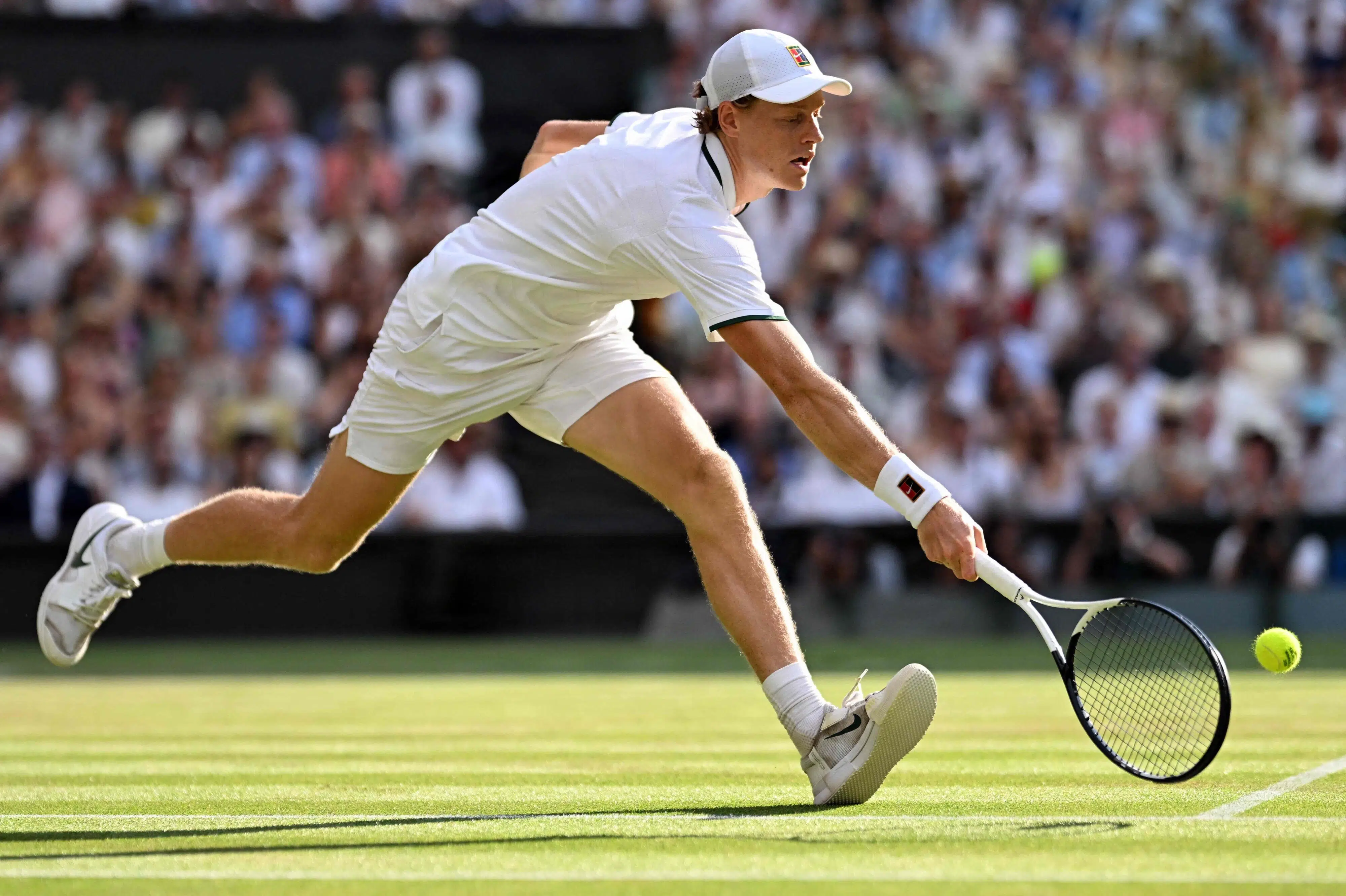 Sinner sikrer finaleplads med sejr over Djokovic i stormøde