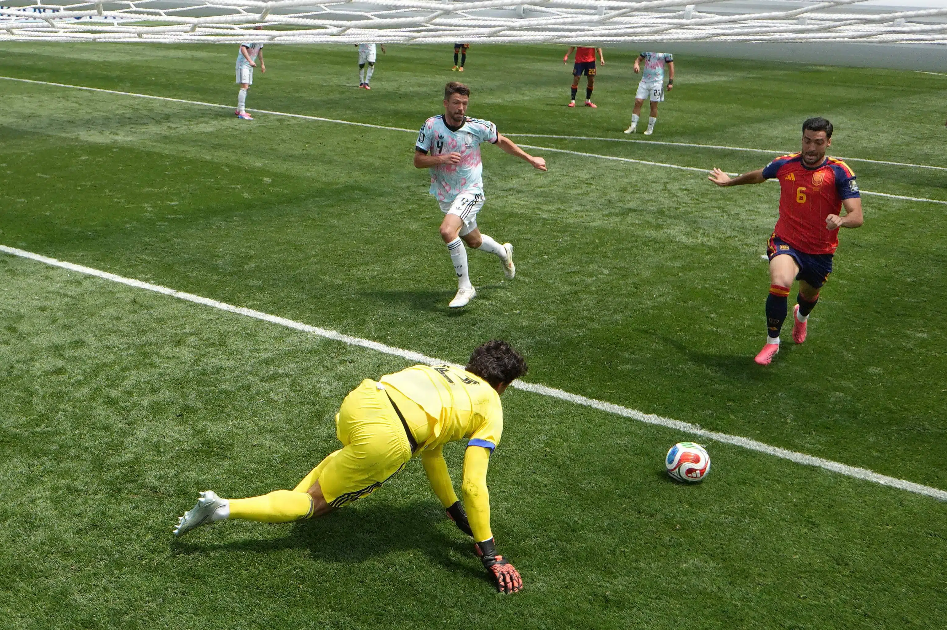 Indskiftet belgisk keepers fumleri sender Spanien i semifinalen