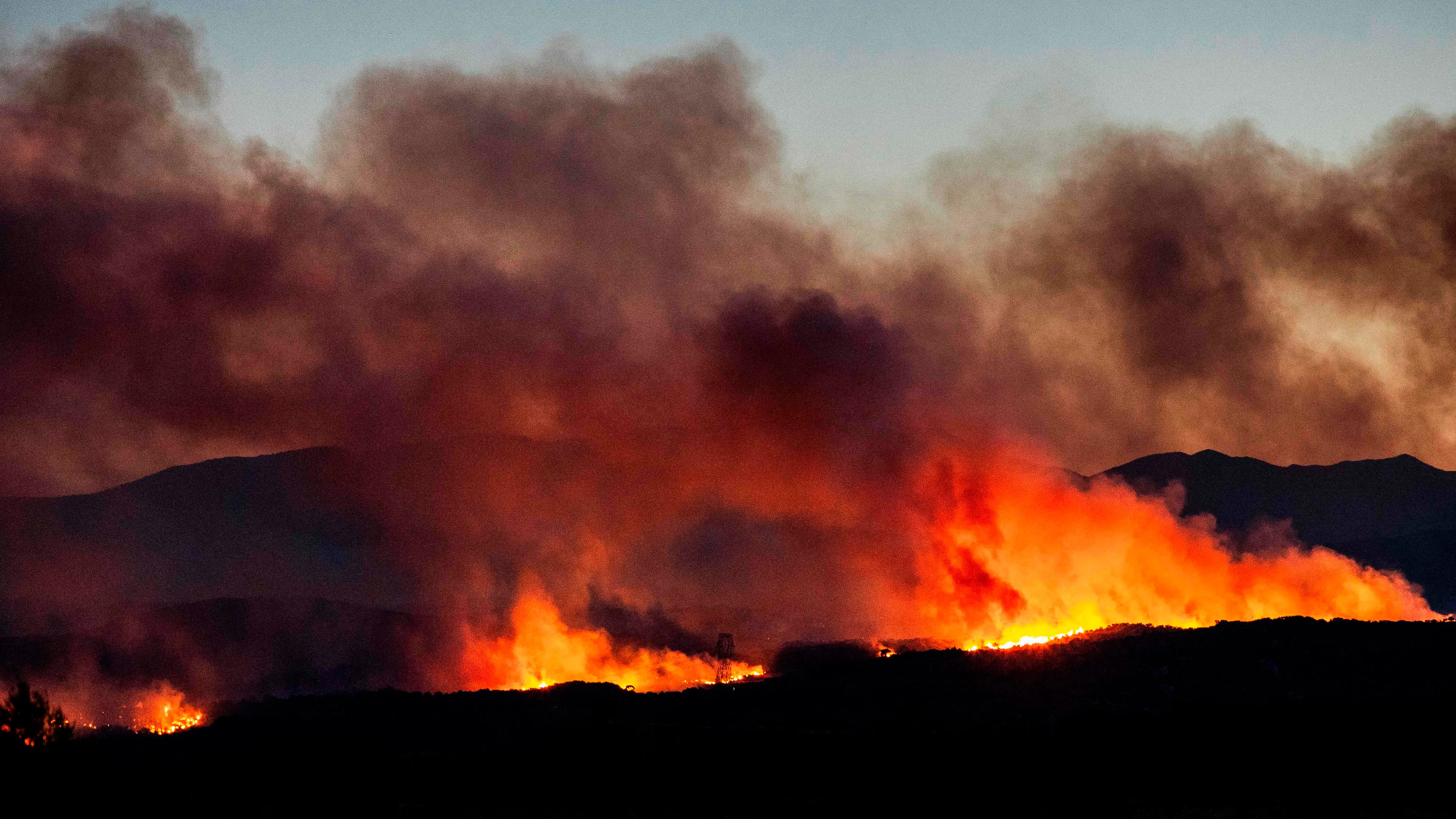 Midt i flammehelvede: 32 anholdt