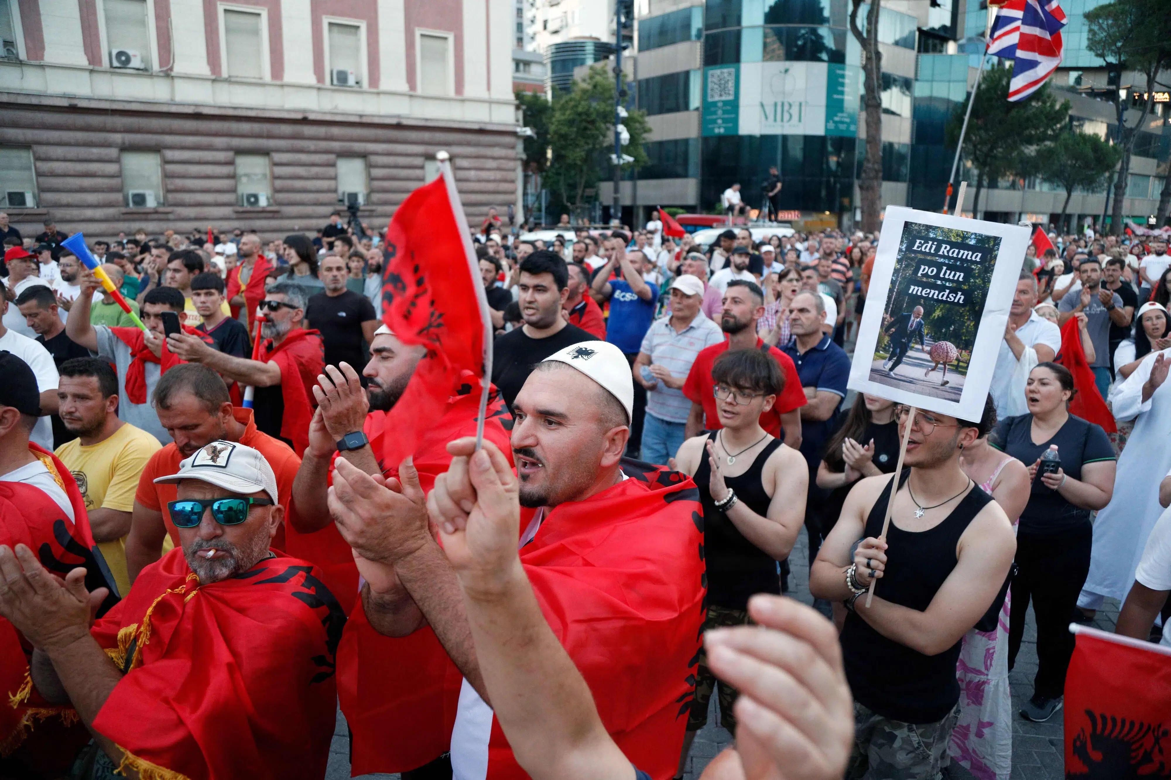 Kanye West-koncert puster til demonstrationer i Albanien