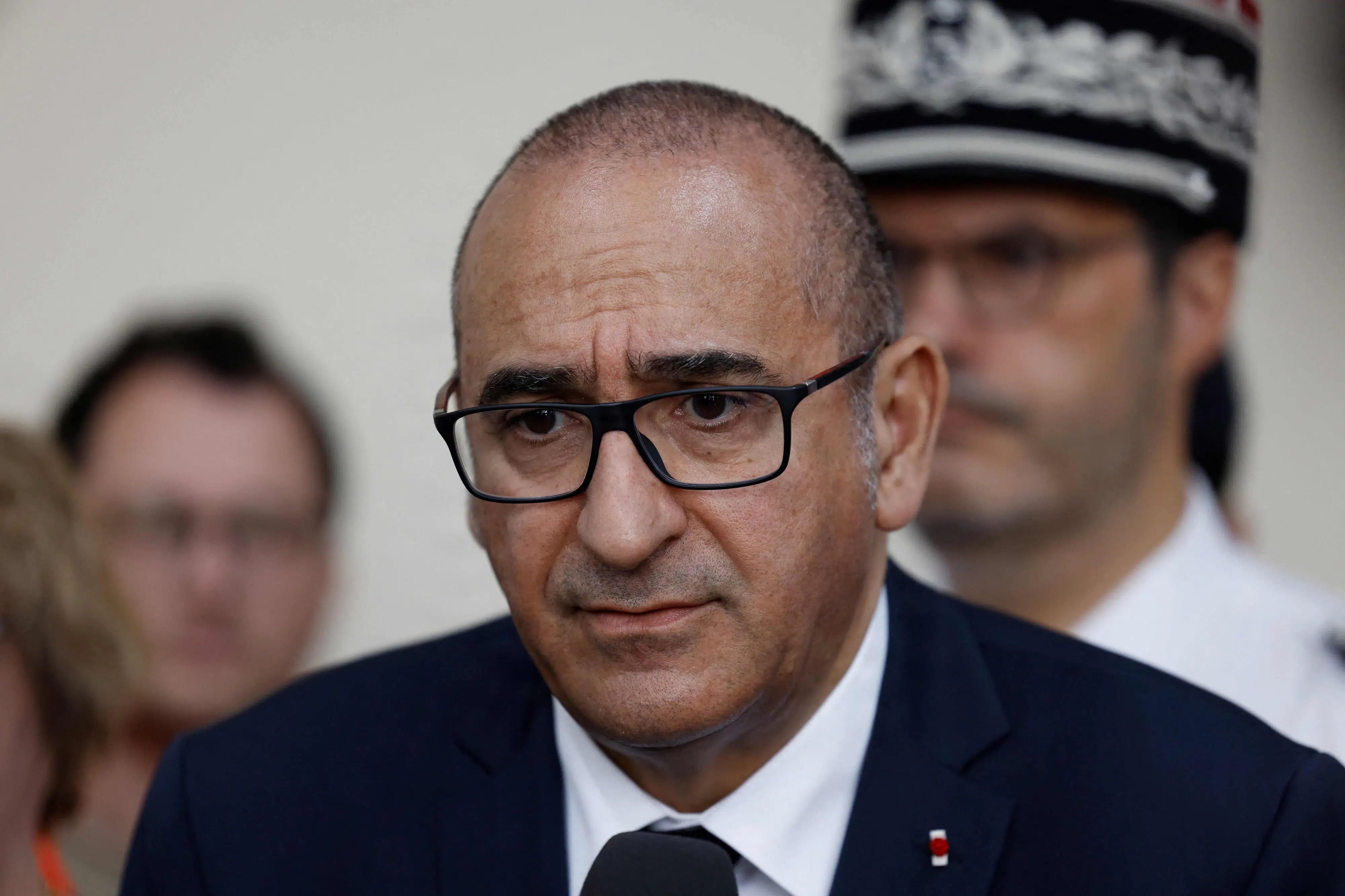Frankrig efterforsker våbenfund i forstad til Paris