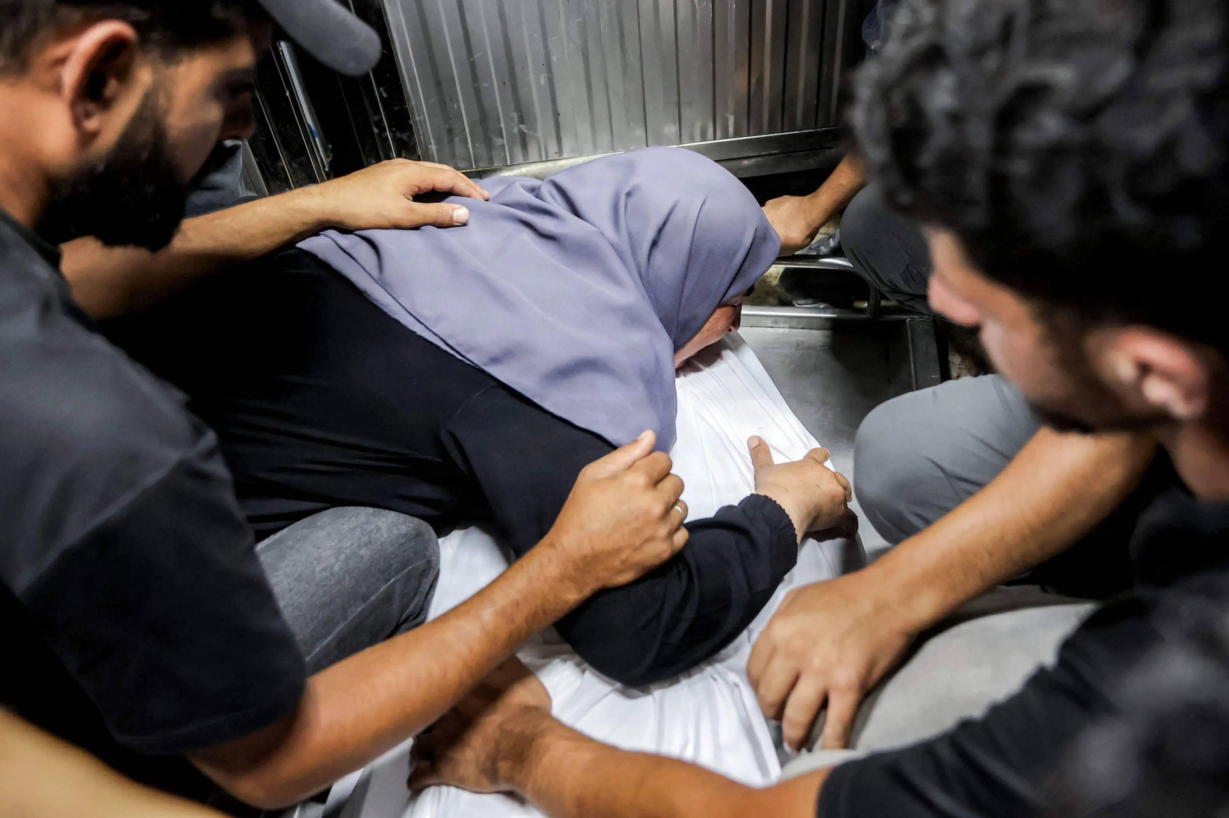 Otte er dræbt i israelsk angreb mod politistation i Gaza