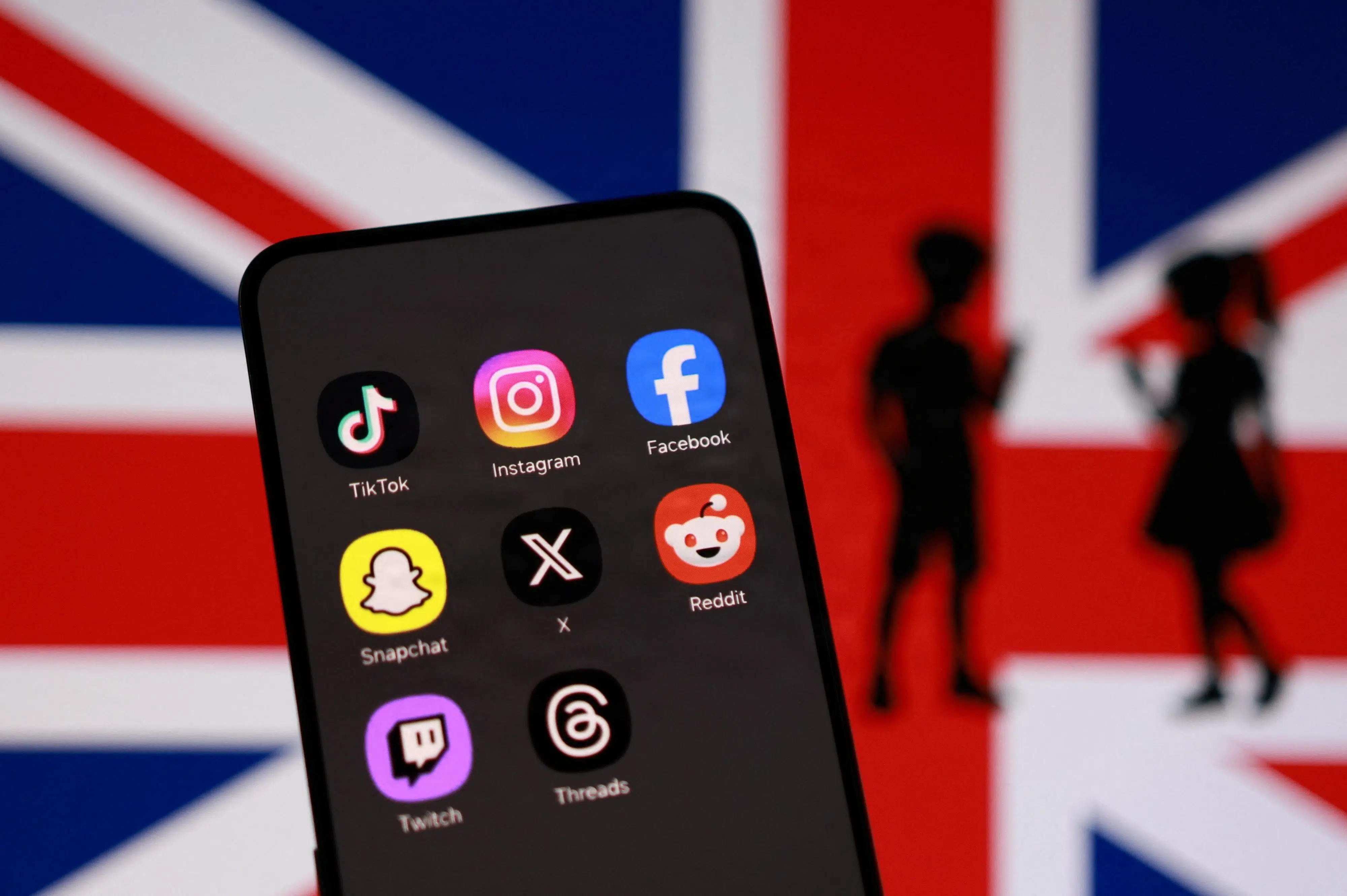 Storbritannien vil forbyde sociale medier om natten for teenagere