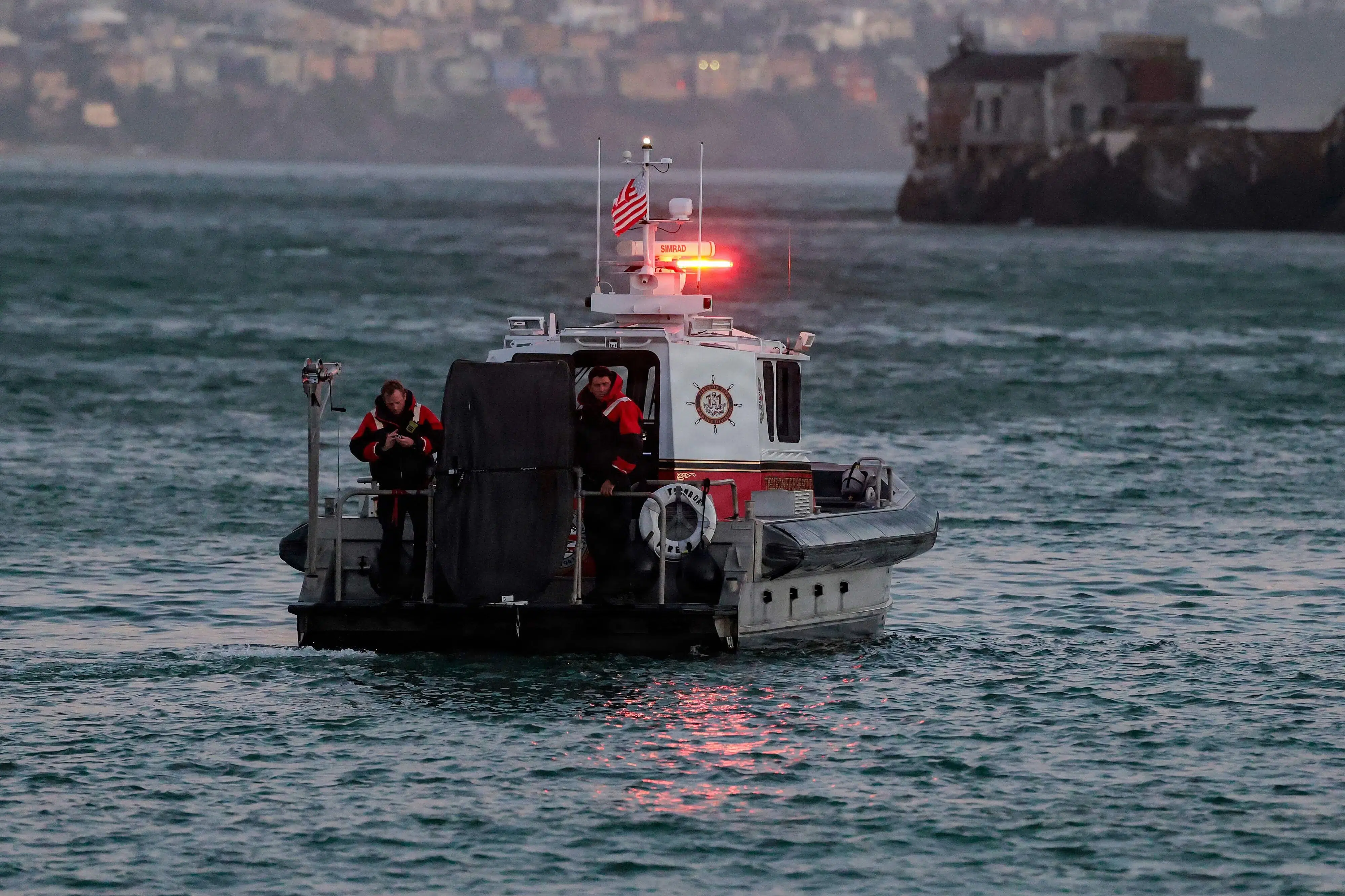 Båd forliser nær fangeøen Alcatraz: En er død og to er savnet