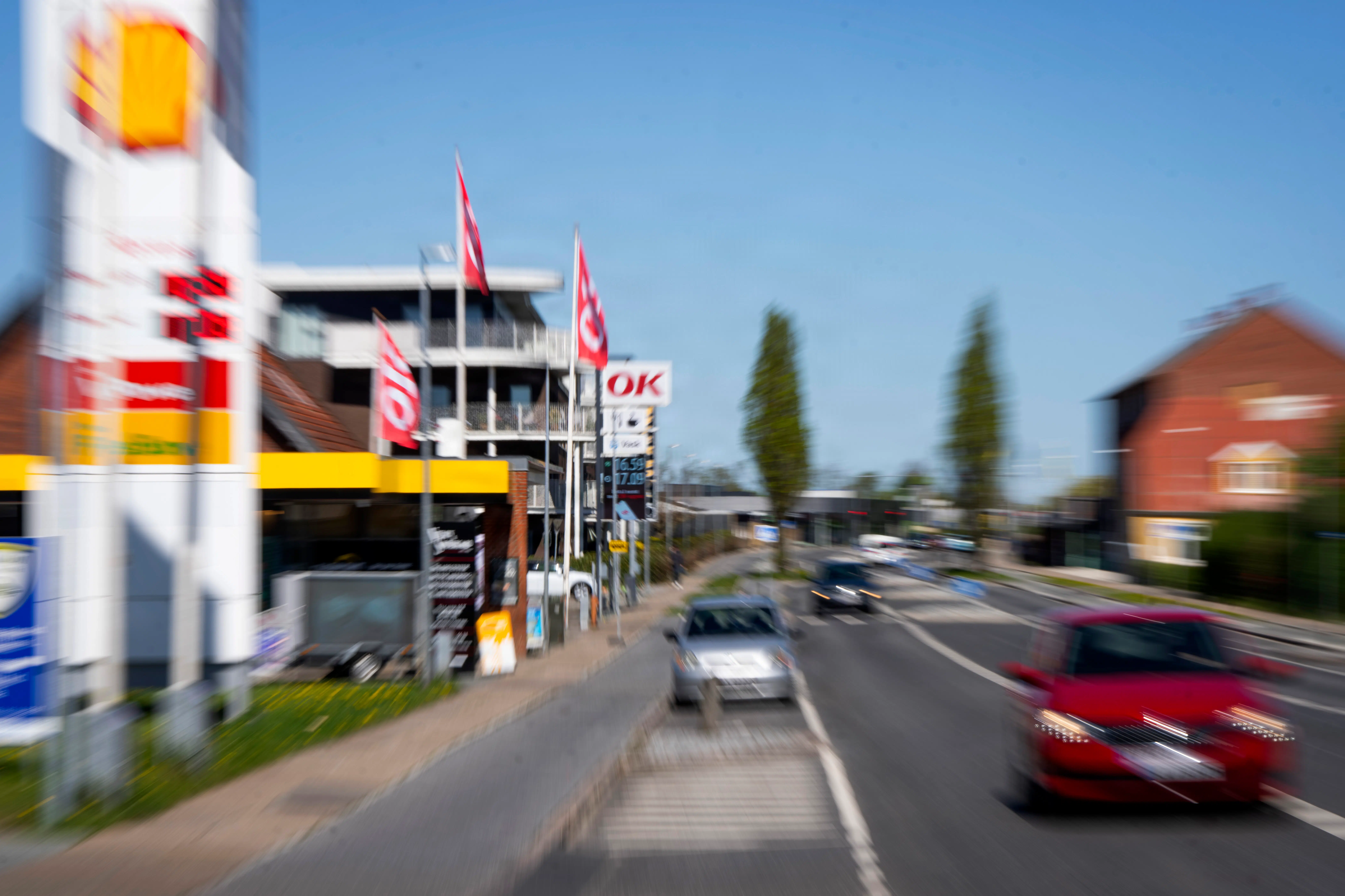 Nu slår stigende oliepris for alvor igennem på tankstationerne