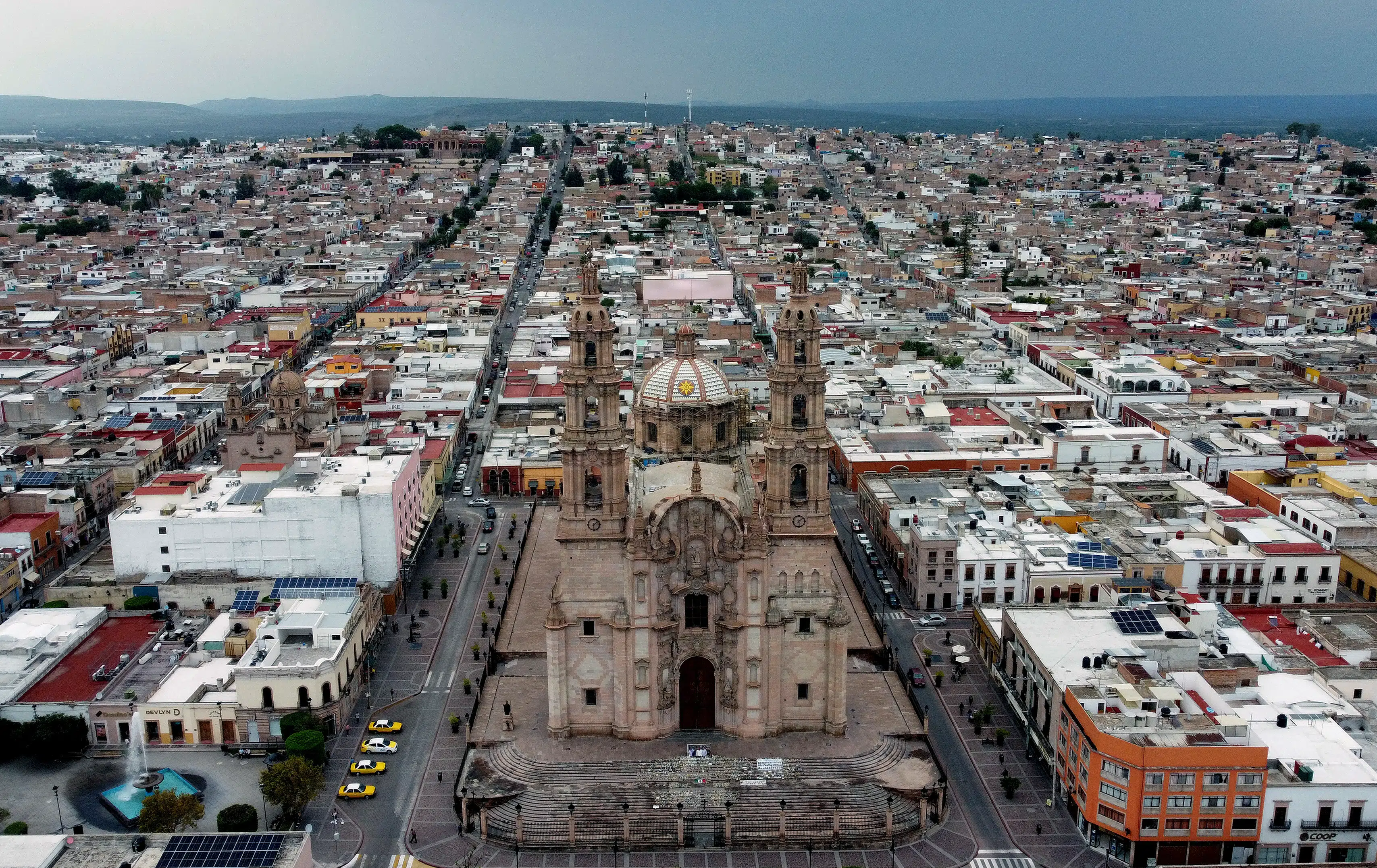 Han er et symbol på den manglende tillid til myndighederne og hyldes på sociale medier som »Den mexicanske Batman«