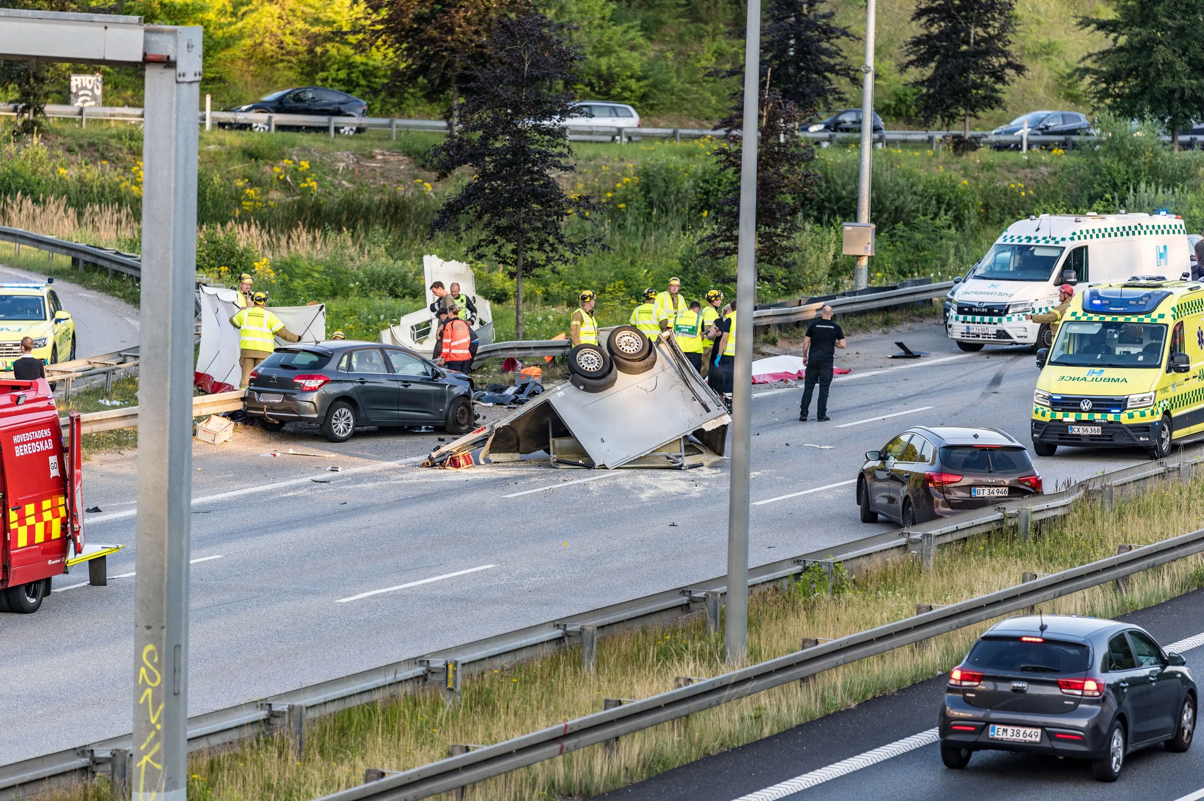 Uheld med hestetrailer spærrer motorvej ved København