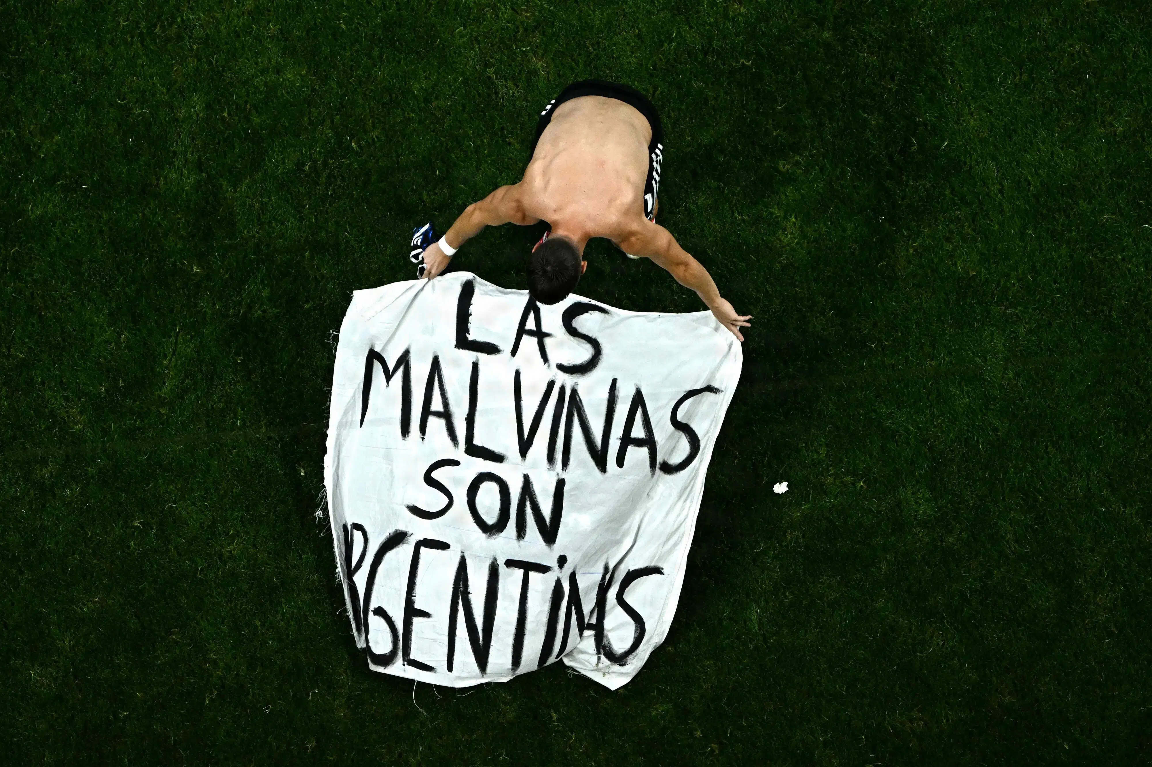 Argentinske spillere med banner: Falklandsøerne tilhører Argentina