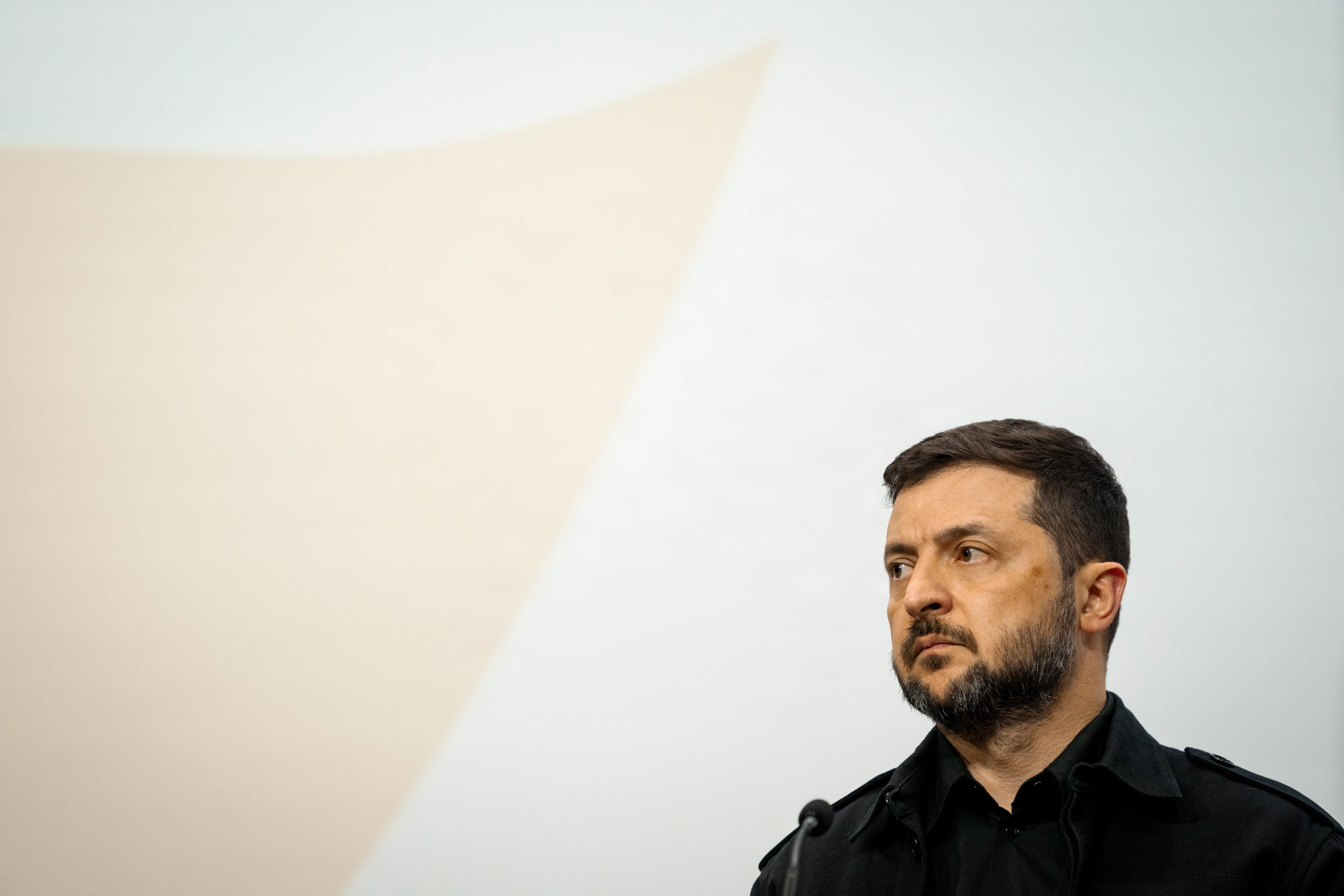 Zelenskyjs forsvarsminister fik en fyreseddel. Så gik rasende ukrainere på gaden