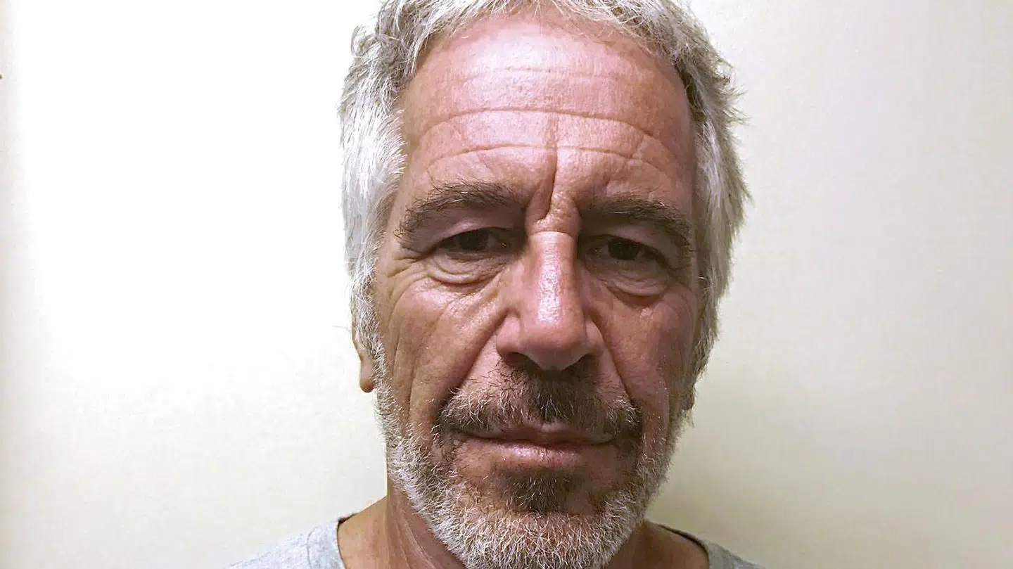 Epstein sad i Manhattan Correctional Center og var anklaget for menneskehandel og overgreb mod adskillige mindreårige piger. Han blev 10. august fundet død.