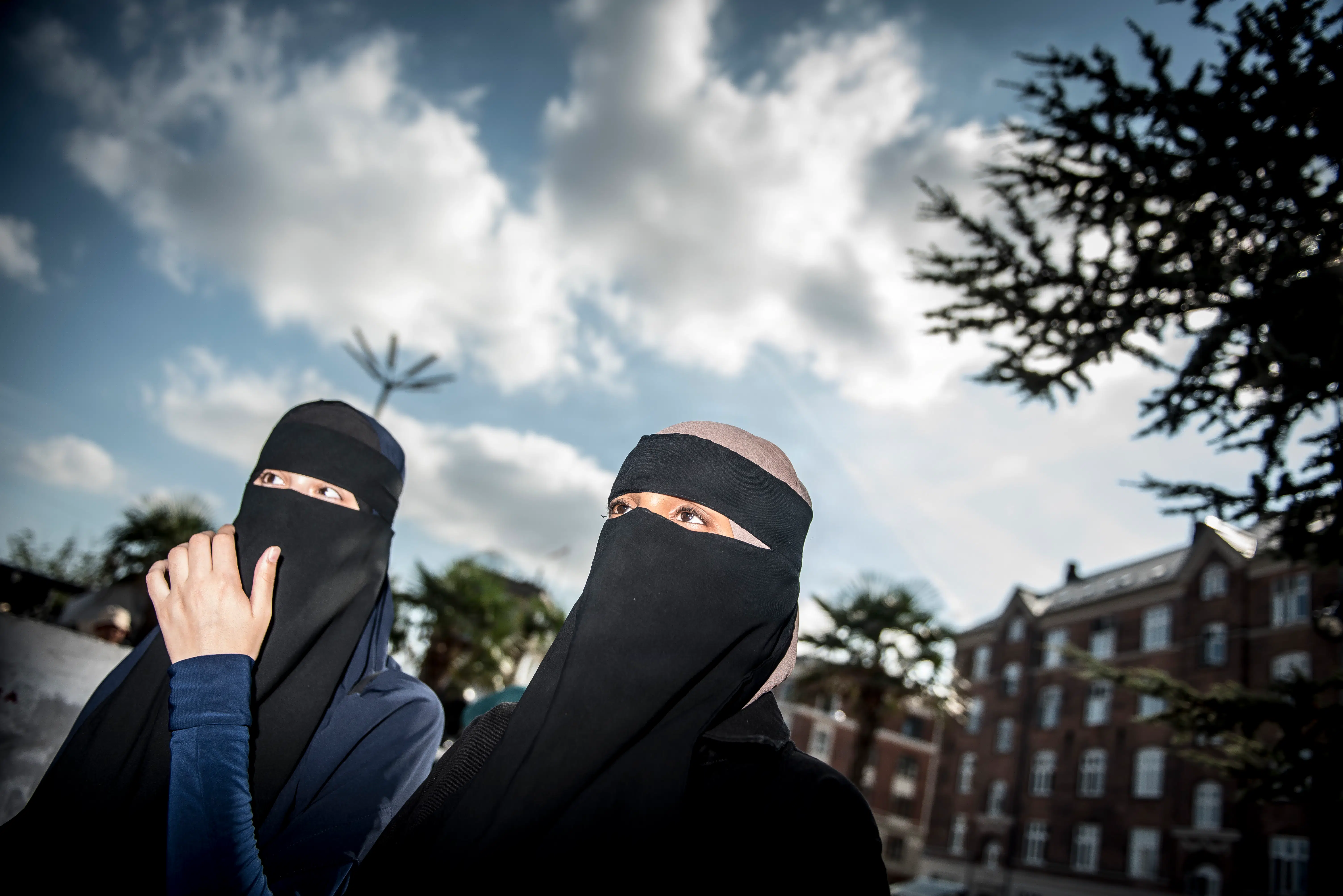 Forbuddet skulle forhindre social kontrol af muslimske kvinder. Men flertallet af de sigtede er mænd