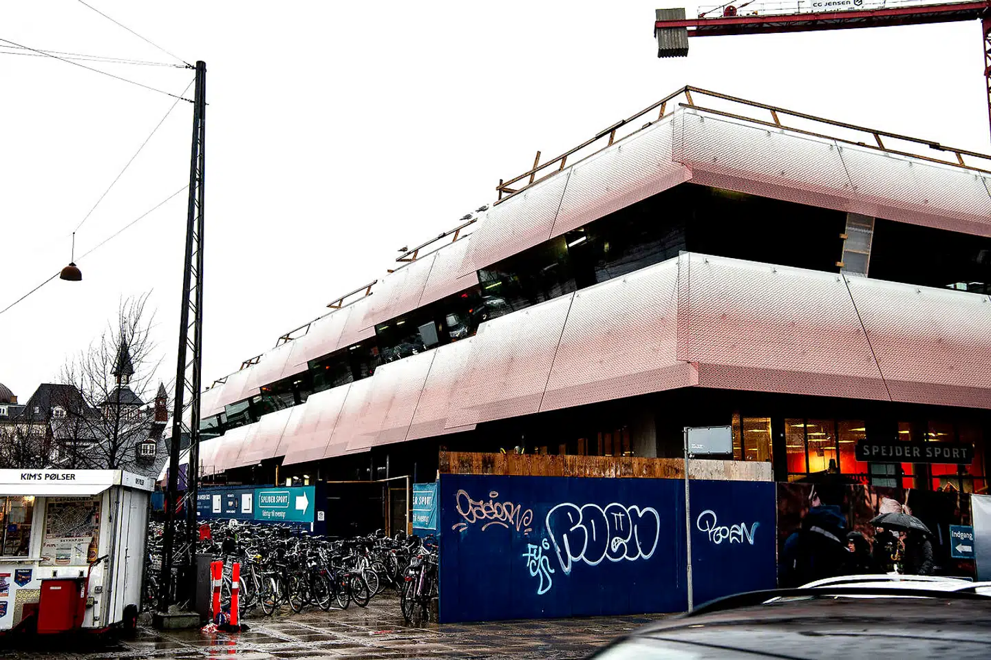 Bygningen som den så ud sidste år med rød glasbeklædning.
