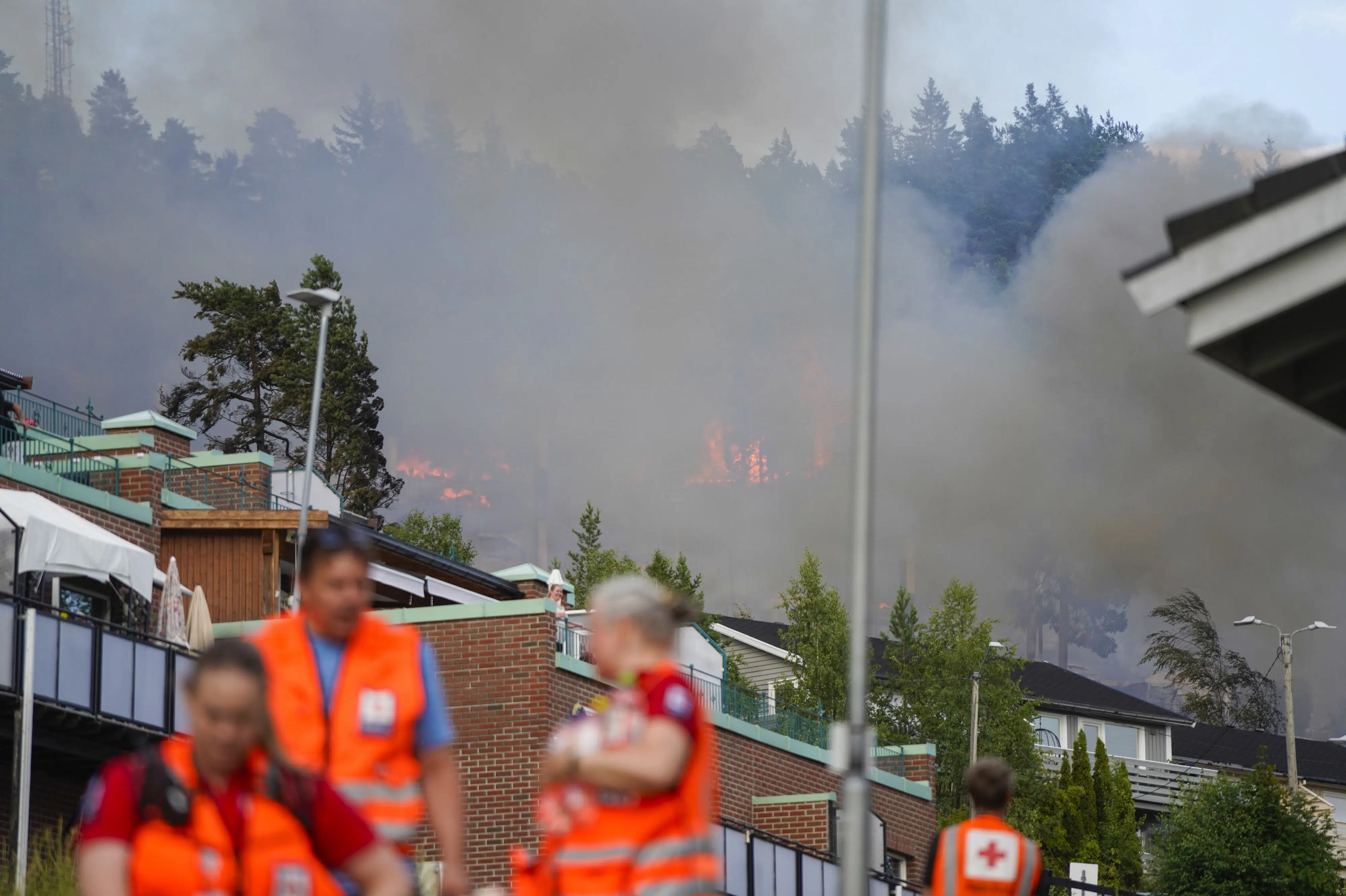 Over 100 huse er ødelagt i storbrand i Norge