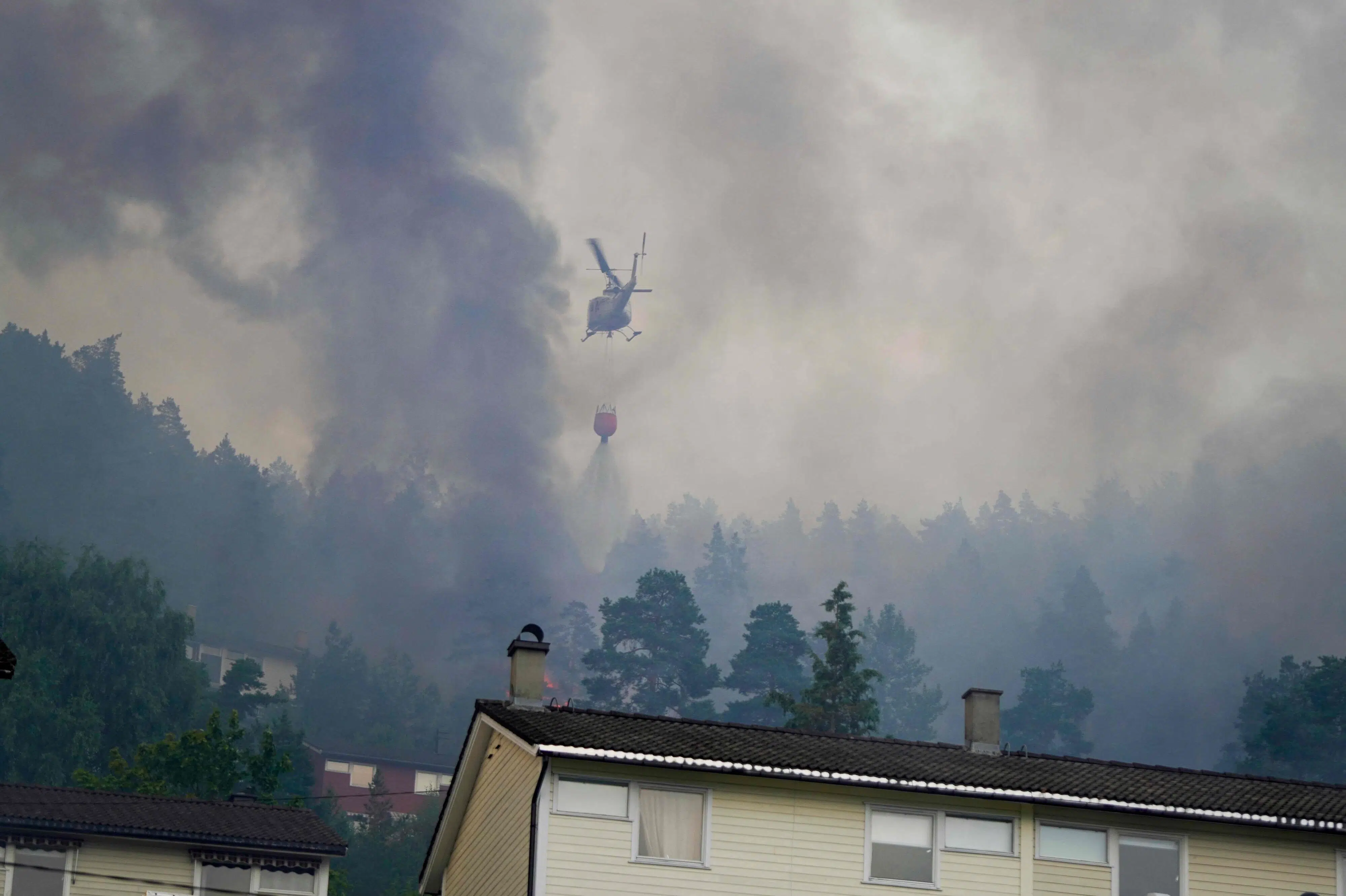Kampen mod storbrand i Norge fortsætter natten igennem