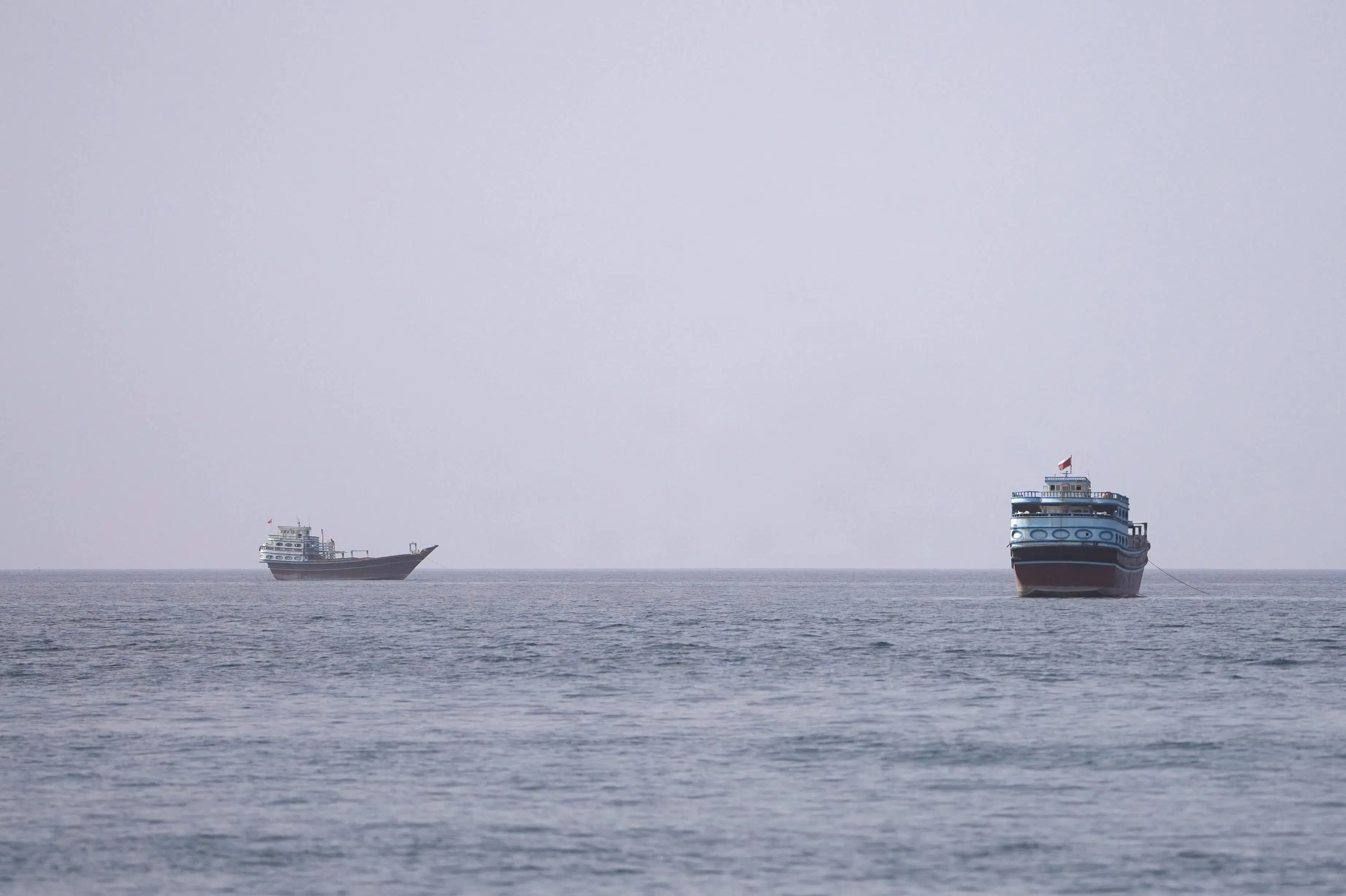 Iran melder om to eksploderede olietankere i Hormuzstrædet