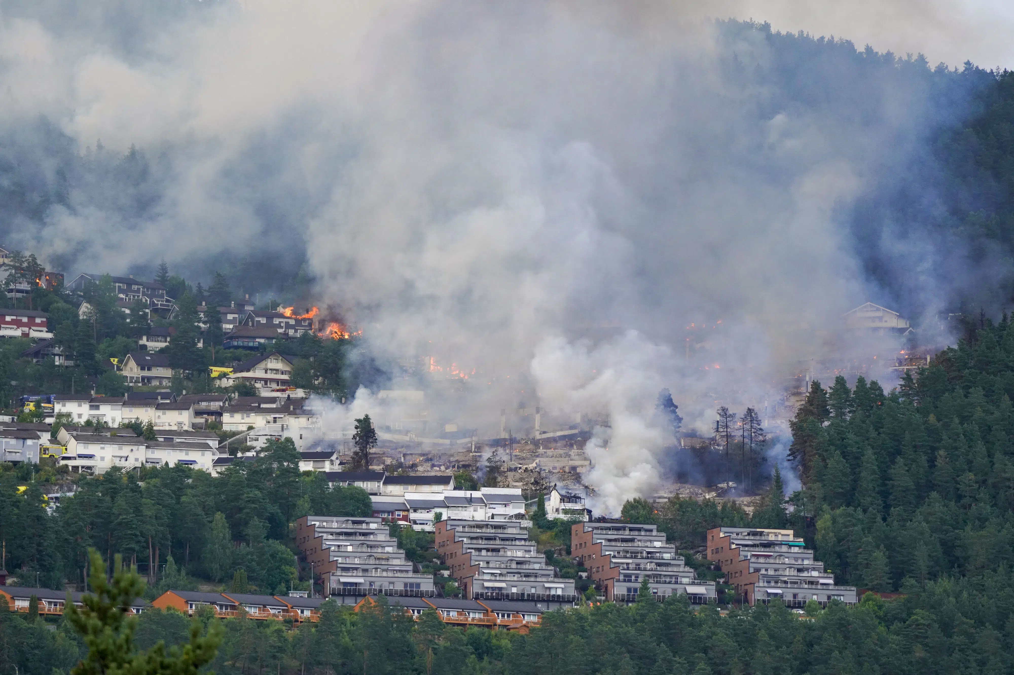 Varslet regn giver håb i indsats mod storbrand i Norge