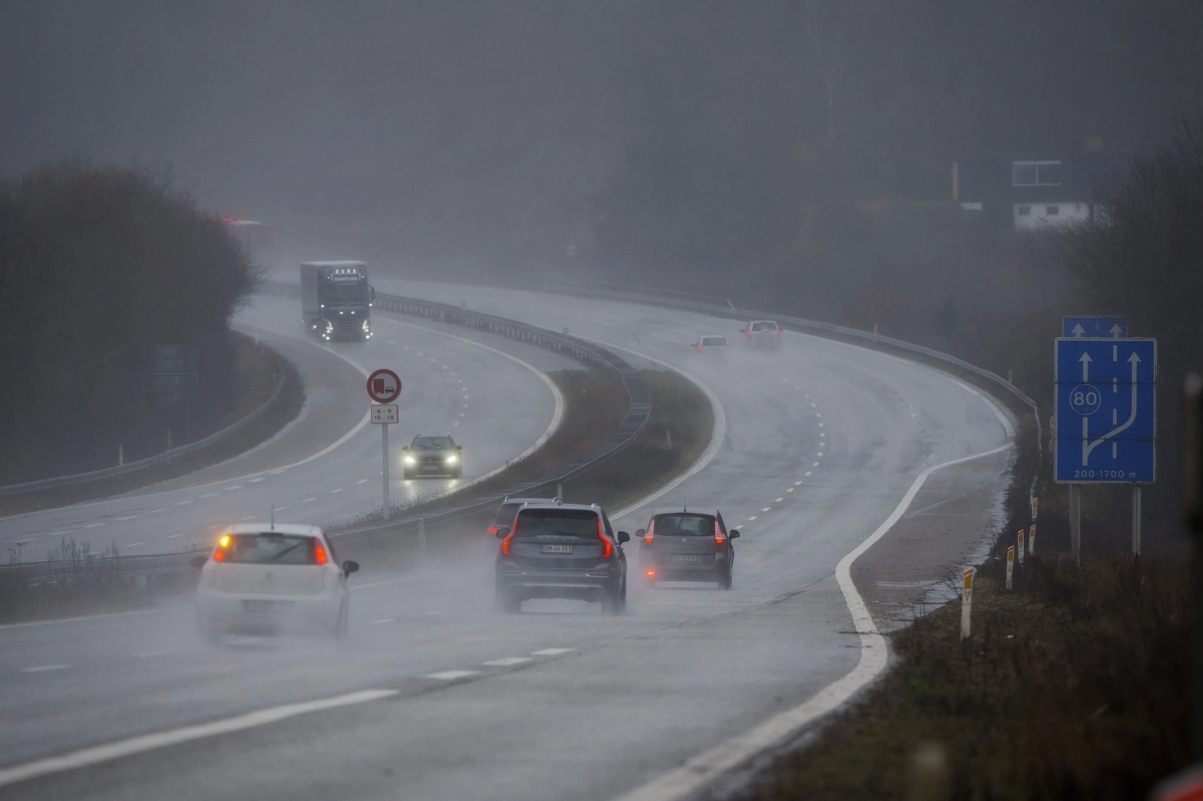 Sommertrafikanter advares mod akvaplaning i travl weekend