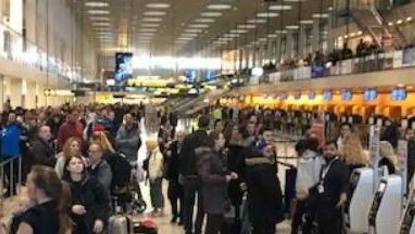 Der er massiv kø foran security i Københavns Lufthavn onsdag morgen. Medarbejderne i sikkerhedskontrollen har nedlagt arbejdet.