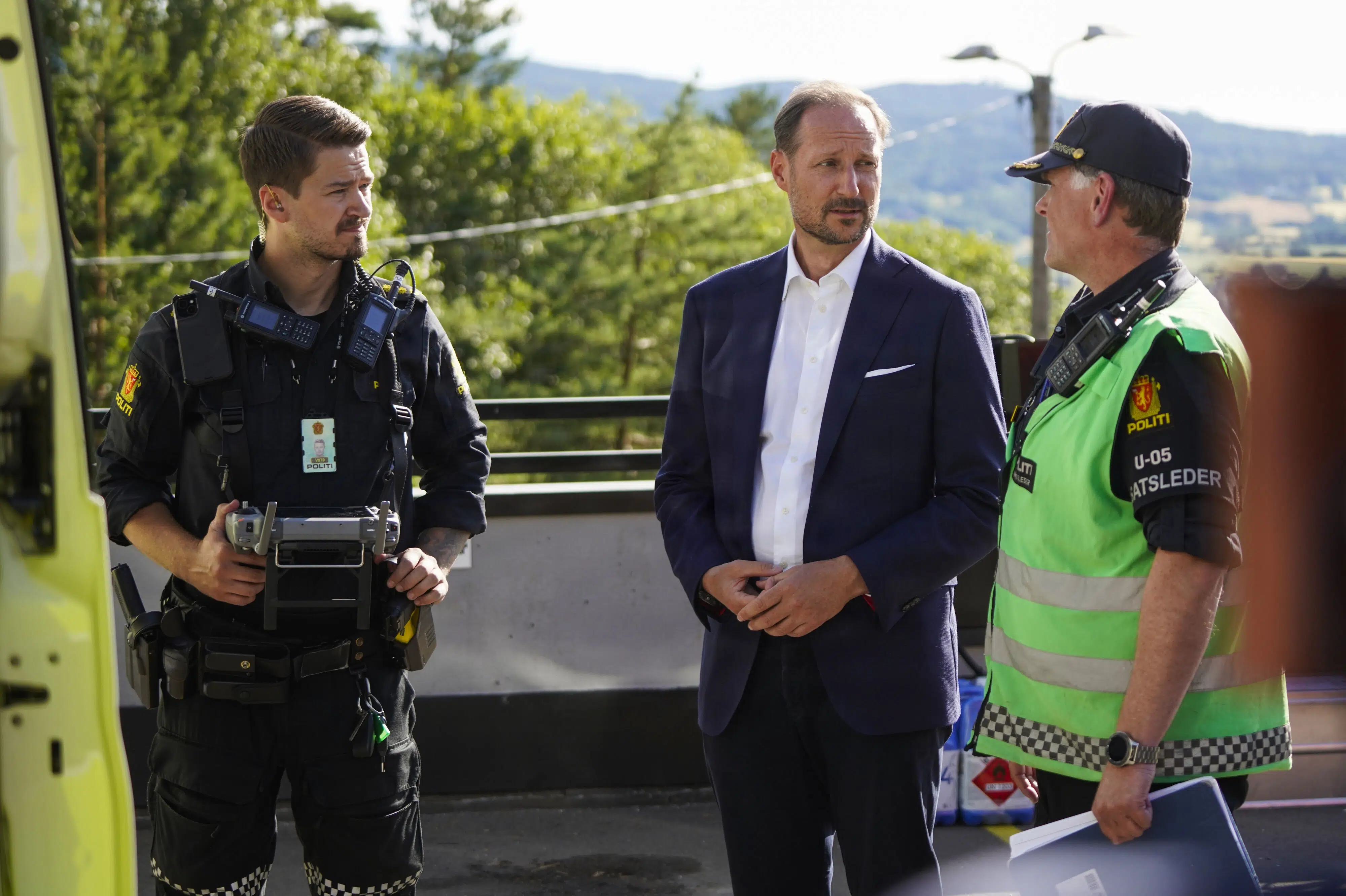 Kronprins Haakon besøger brandsted: Forfærdeligt for de ramte