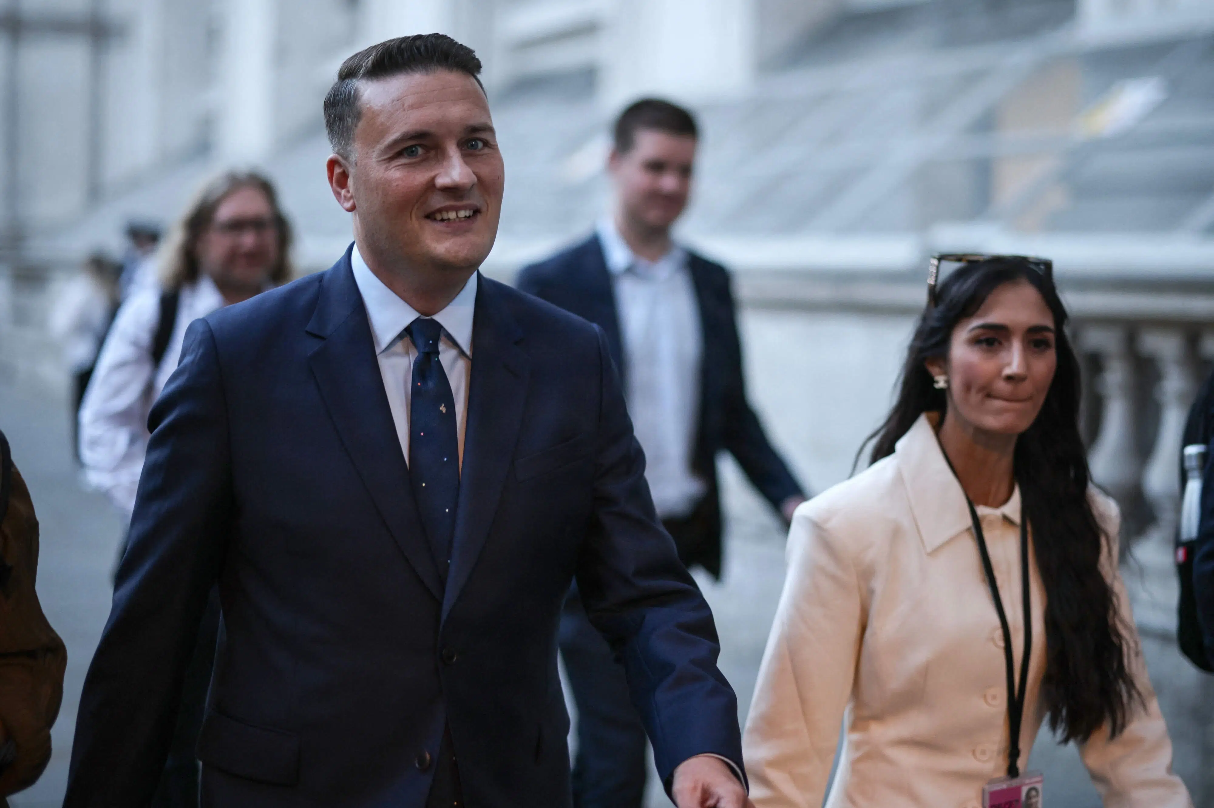 Spydspids i Labours formandsopgør bliver ny britisk forsvarsminister
