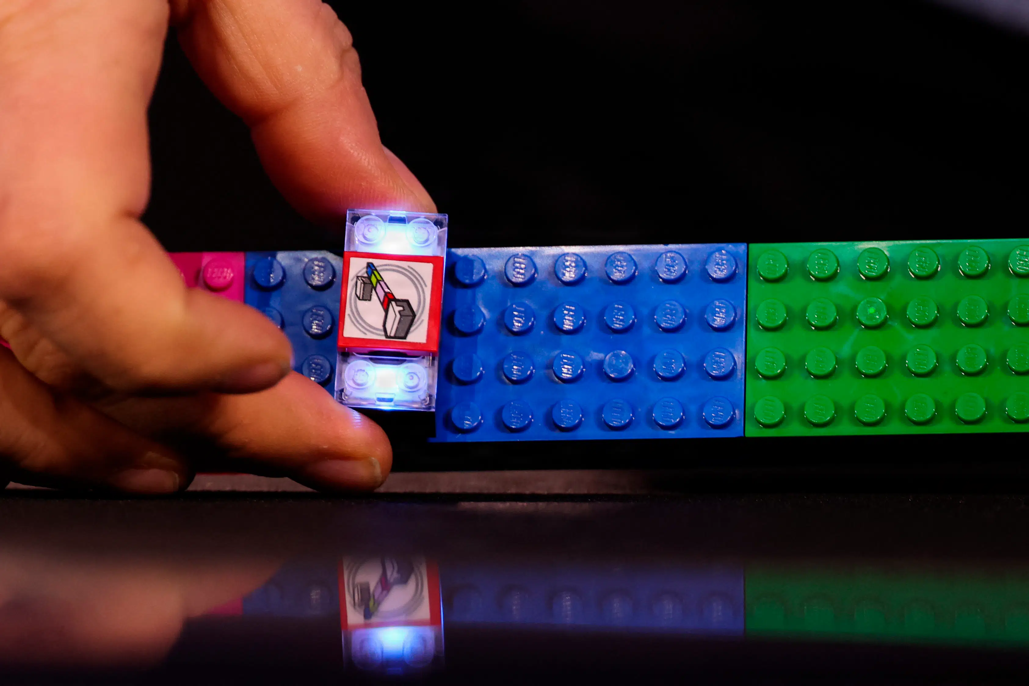 LEGO går til kamp mod skærmene: Nu er der chip i klodserne