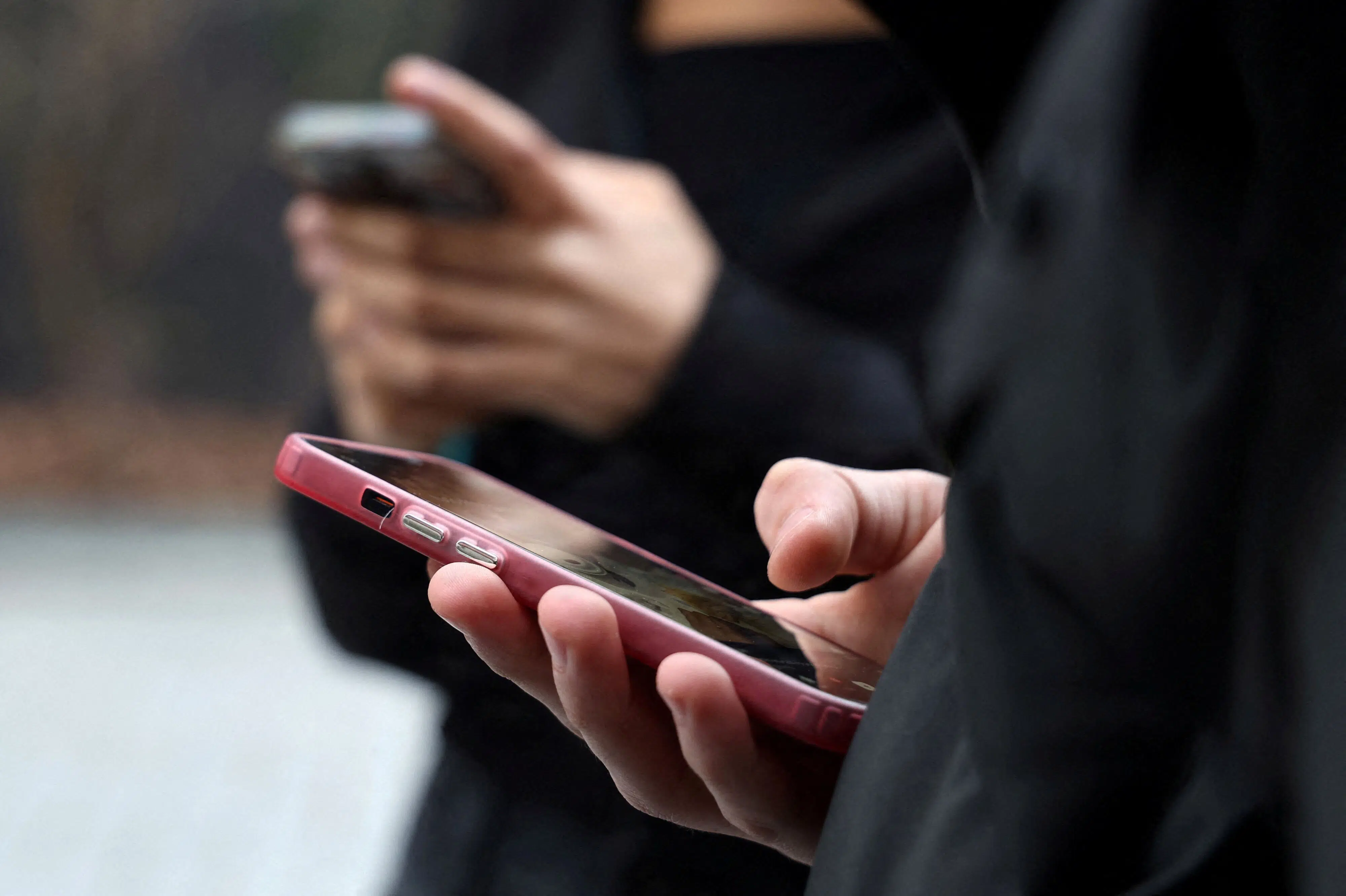 Czech government approves bill to ban mobile phones in schools