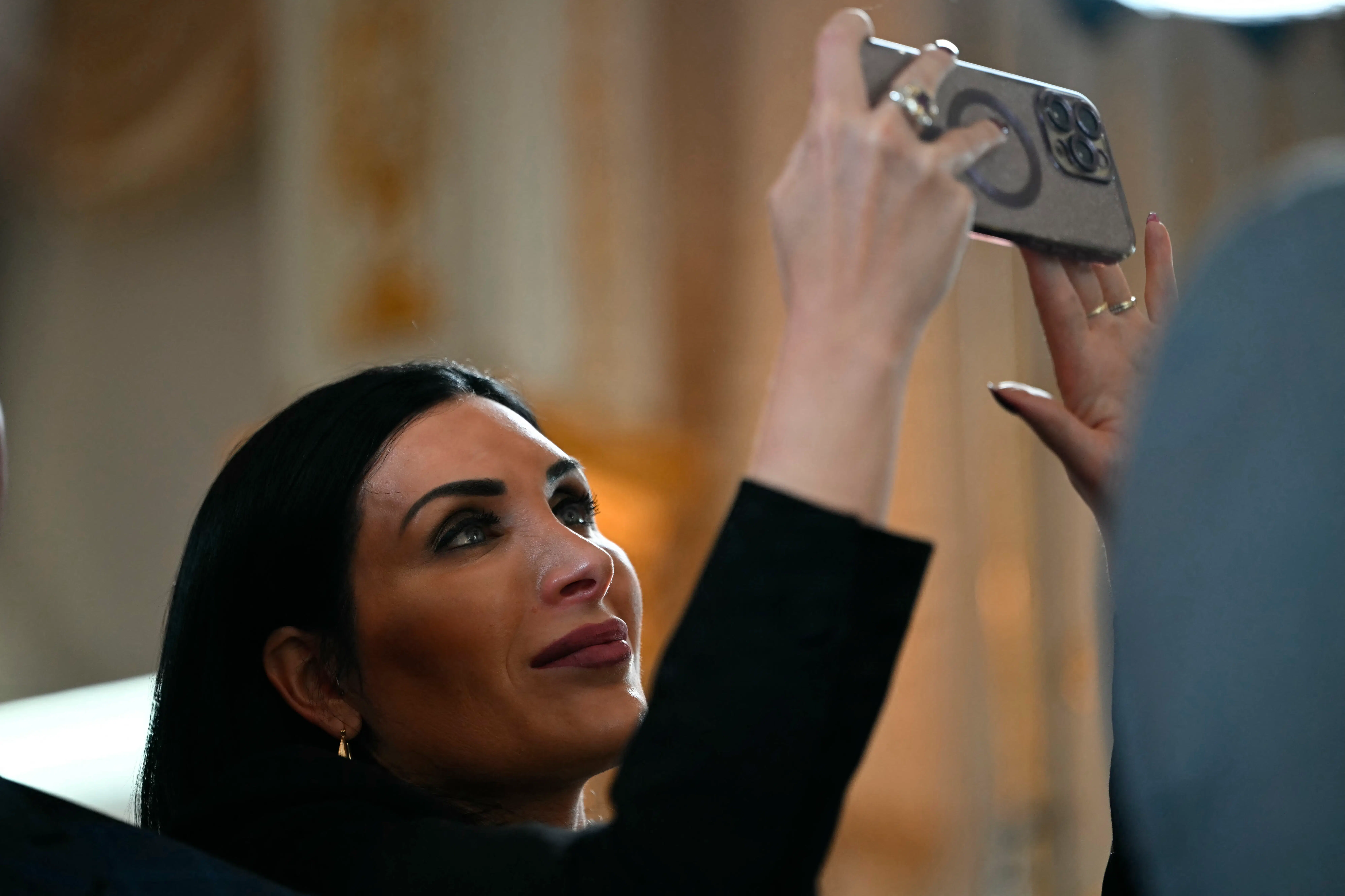 Berlingske mener: Fra Putins nyttige idiot til ukrainsk krigsoffer – Laura Loomer burde skamme sig