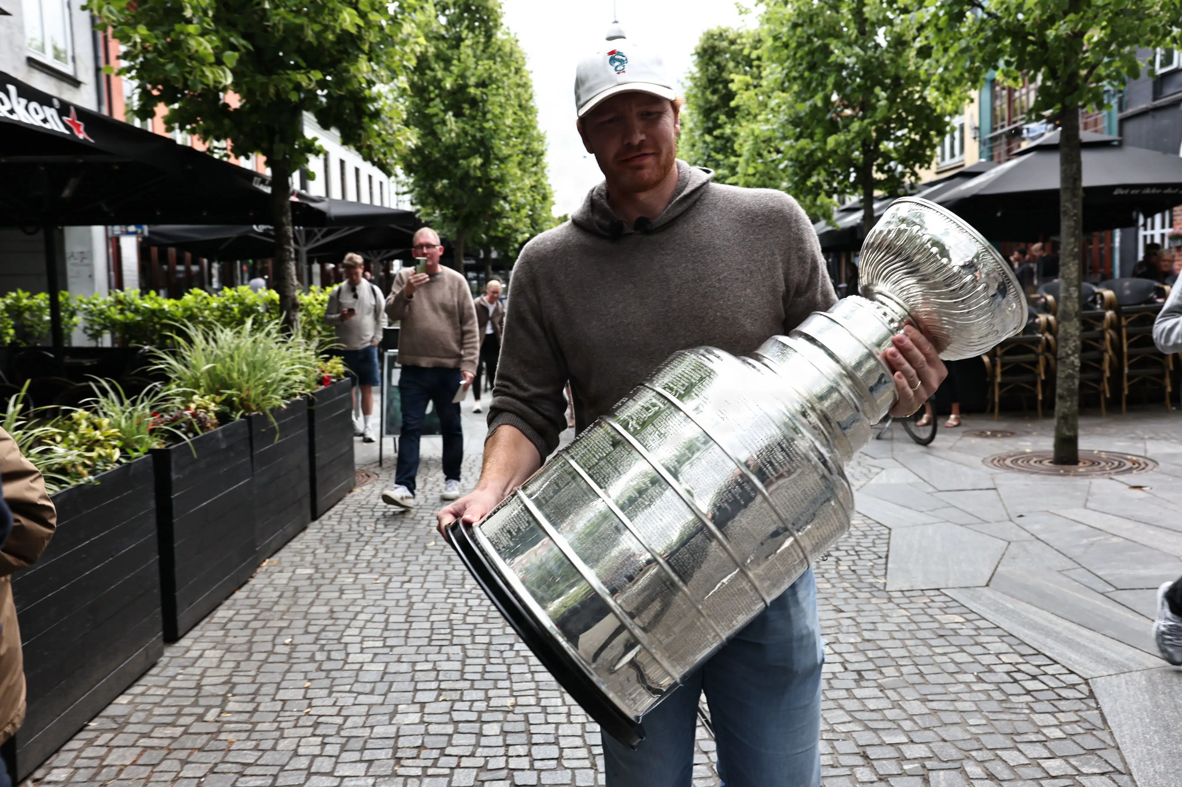 Rørt ishockeymålmand løfter Stanley Cup-trofæet i Herning