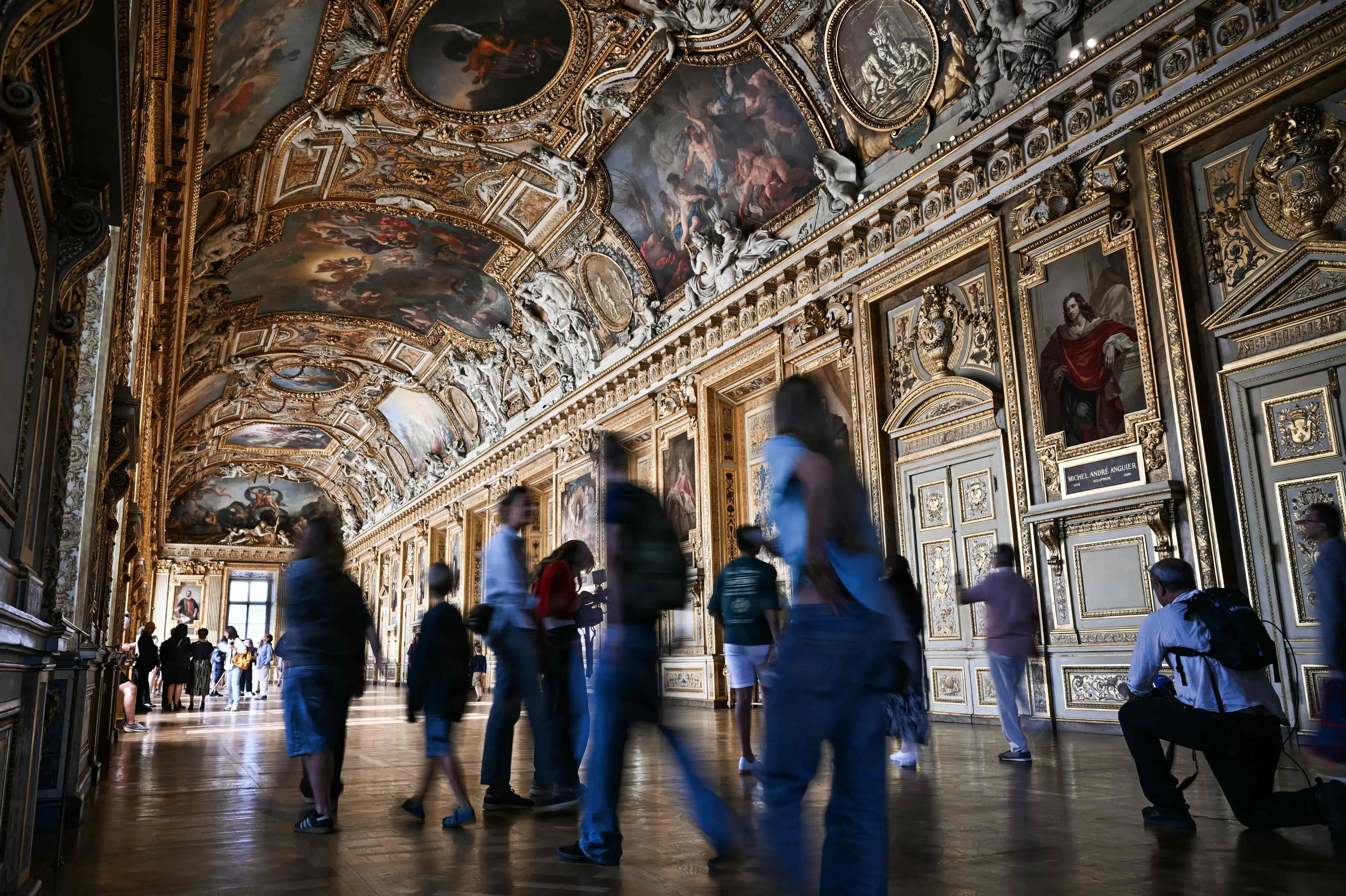 Galleri på Louvre genåbner ni måneder efter stort juveltyveri
