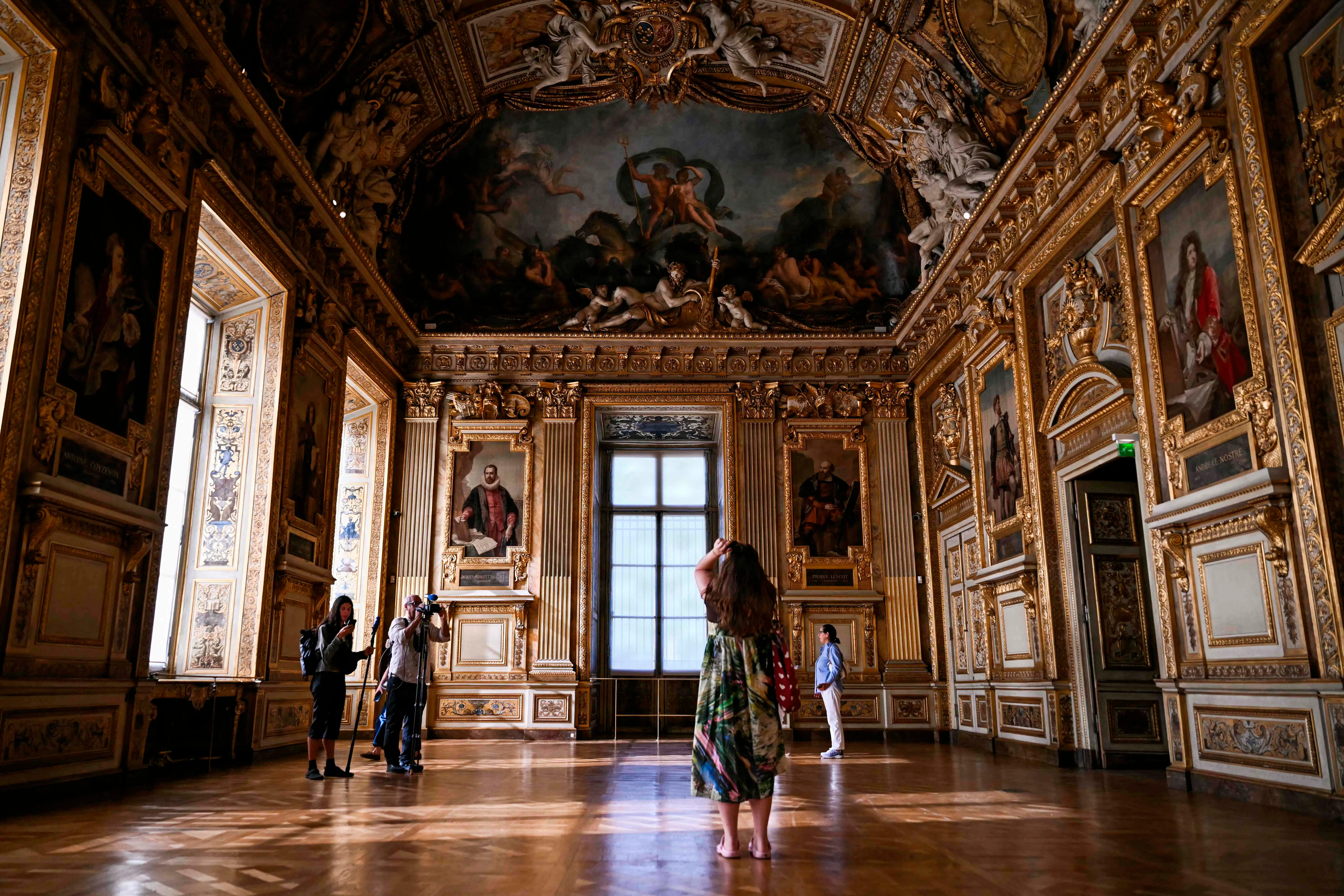 Kuppet bliver kaldt et »traume for hele verden«. Nu genåbner Louvre, men intet er som før