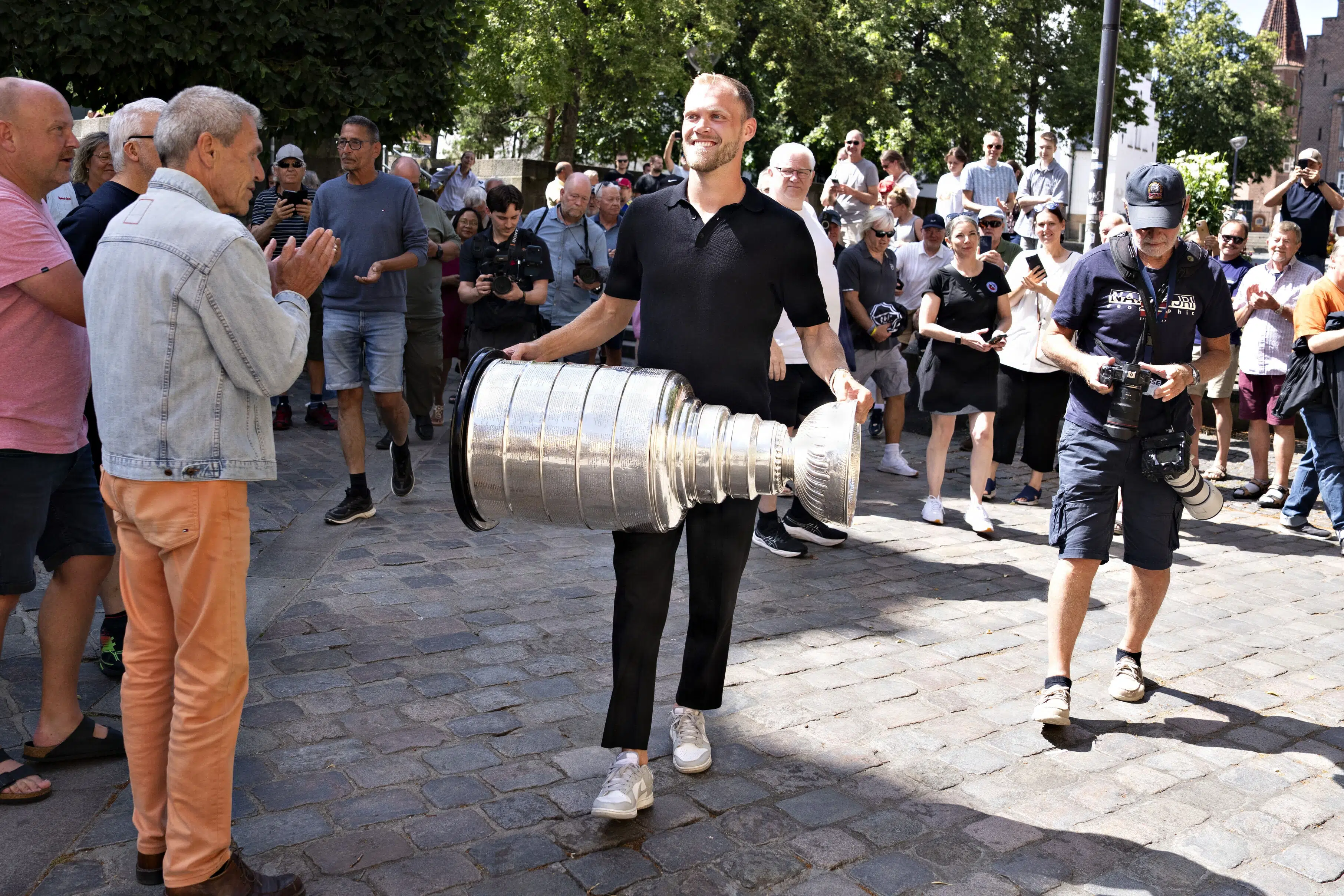 Ishockeystjerne hyldes på Aalborg Rådhus med mytisk trofæ