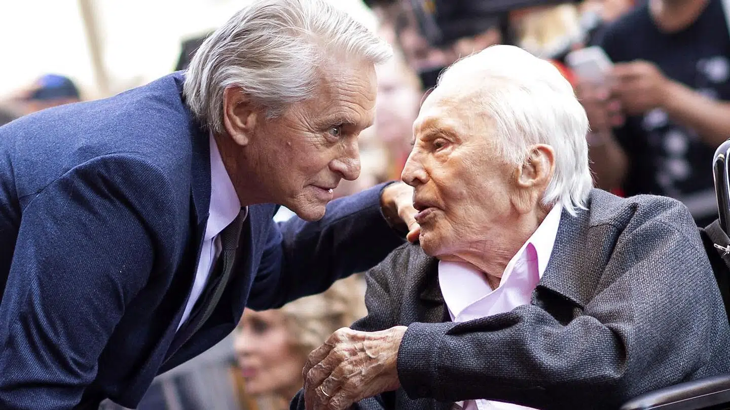 Skuespiller Kirk Douglas (th.) er død i en alder af 103 år. Her ses han i 2018 med sin søn, den kendte skuespiller Michael Douglas (tv.).