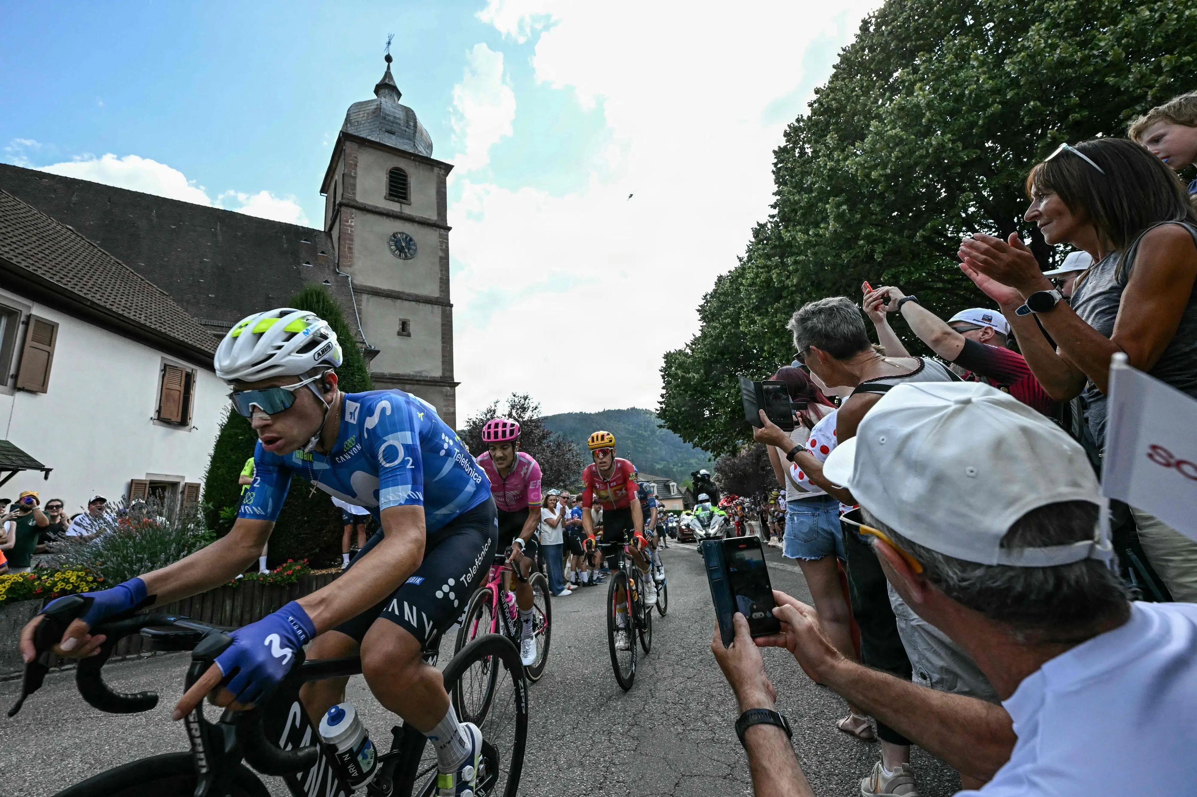 Movistar-rytter kører ind i UAE-bil og udgår