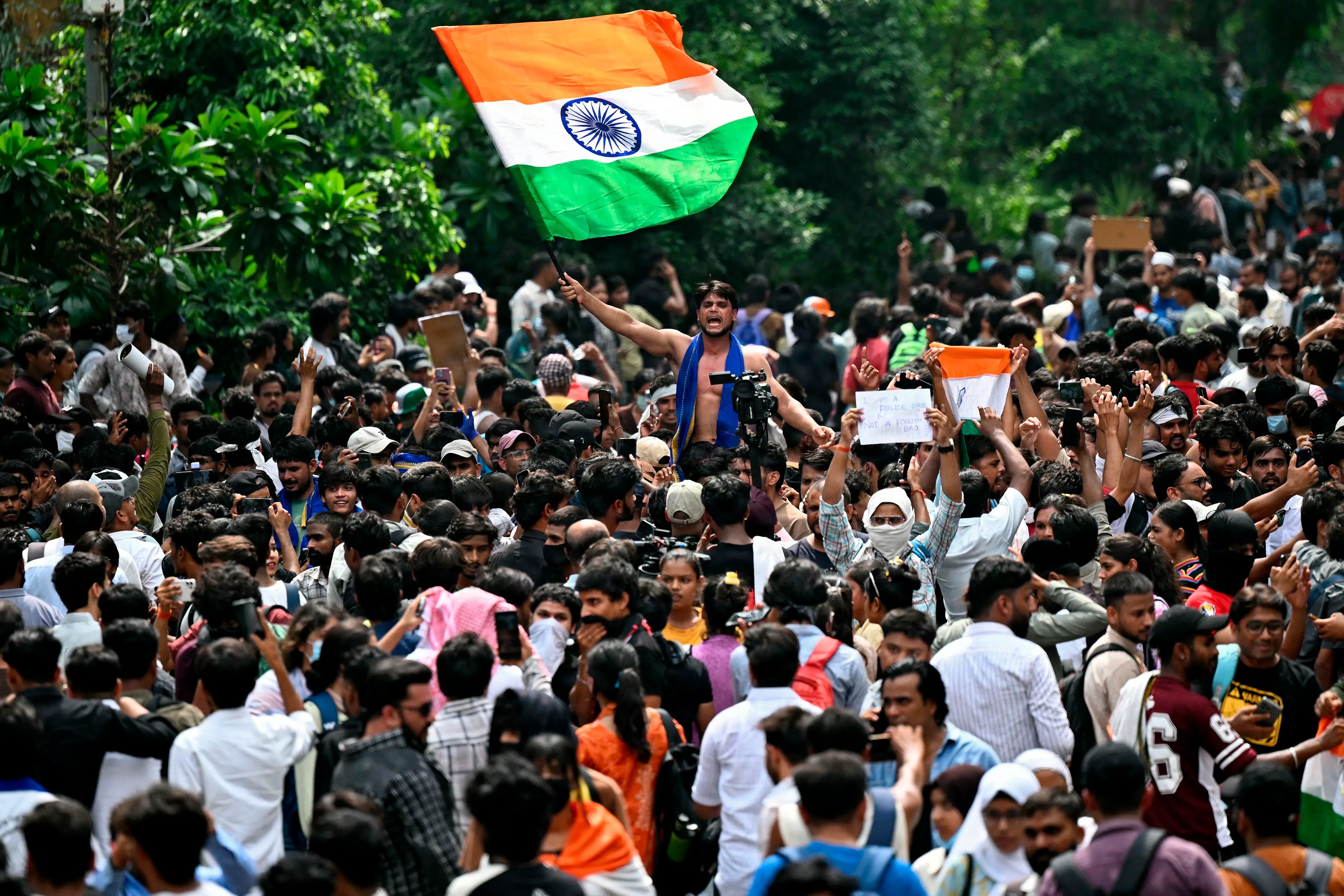 »Kakerlakkerne« fik nok af korrupte eksamener og marcherede på gaden. Nu har Indiens undervisningsminister sagt op