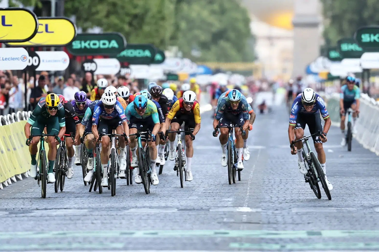 Mathieu van der Poel sejrer i tæt spurt på Champs-Élysées