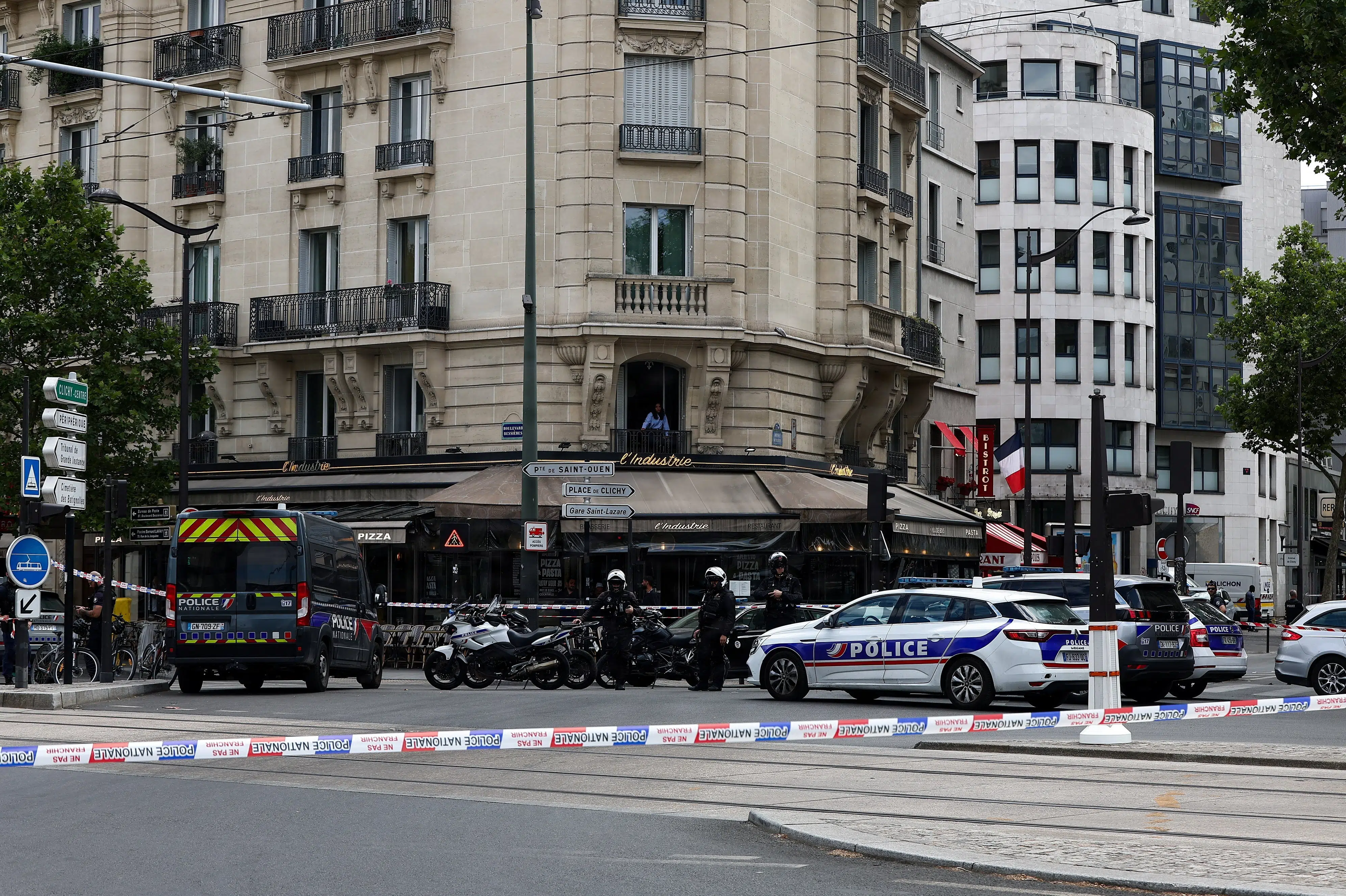Mand er anholdt efter at have angrebet tre kvinder med kniv i Paris