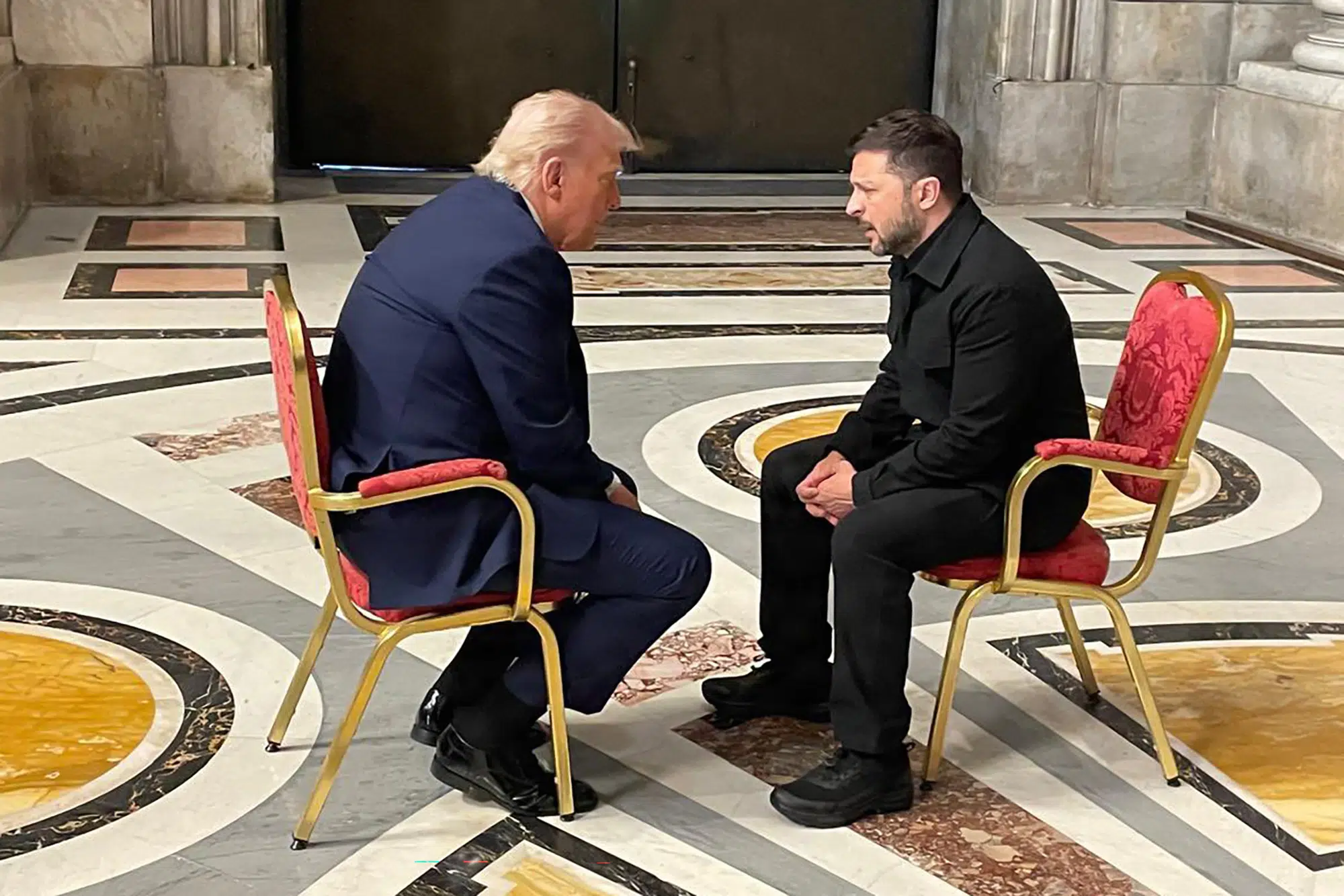 Tirsdag besøger Zelenskyj Trump. Men denne gang er alt forandret i MAGA-land